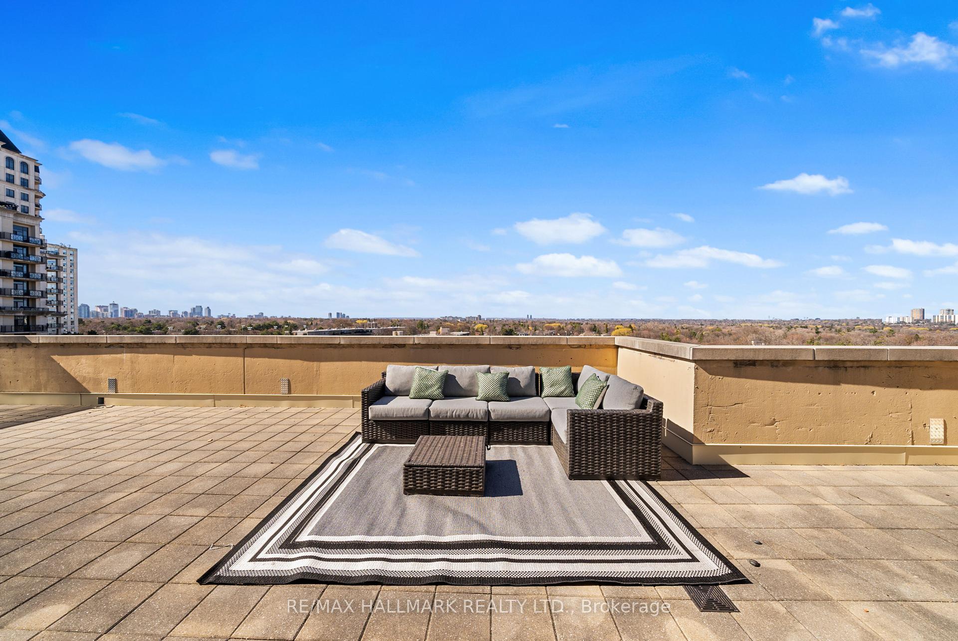 2 Bedrooms Condo at 676 Sheppard, Toronto For sale