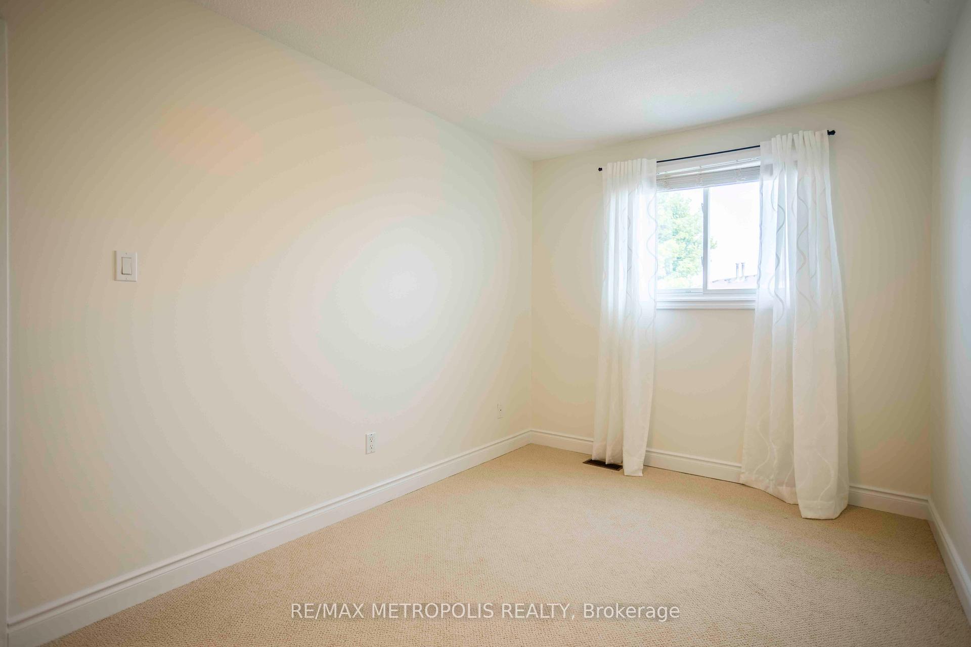 3 Bedrooms Condo at 11 Harrisford, Hamilton For sale