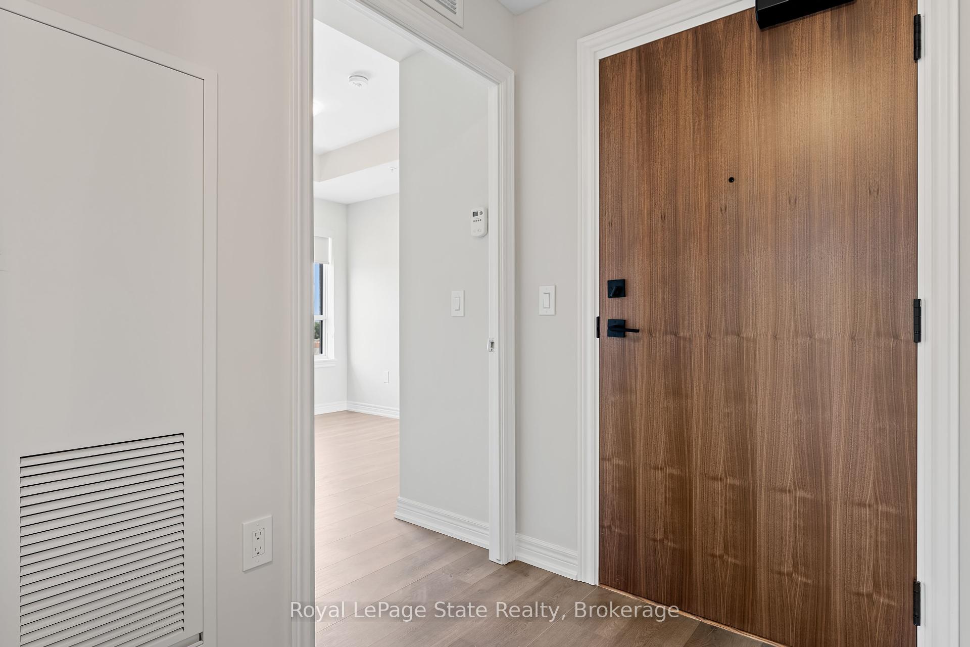 2 Bedrooms Condo at 121 8,  Hamilton For sale