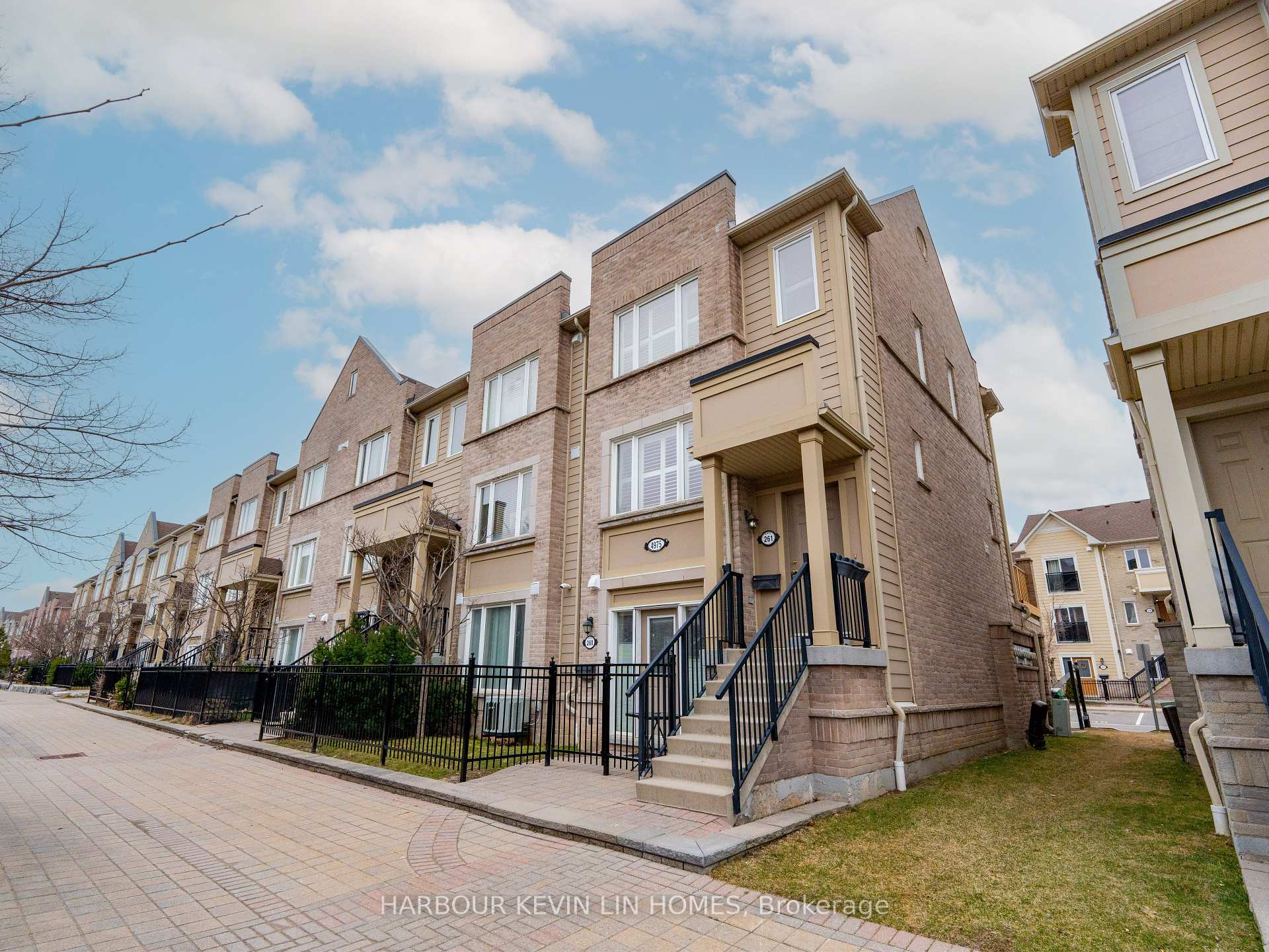 3 Bedrooms Condo at 4975 Southampton, Mississauga For sale