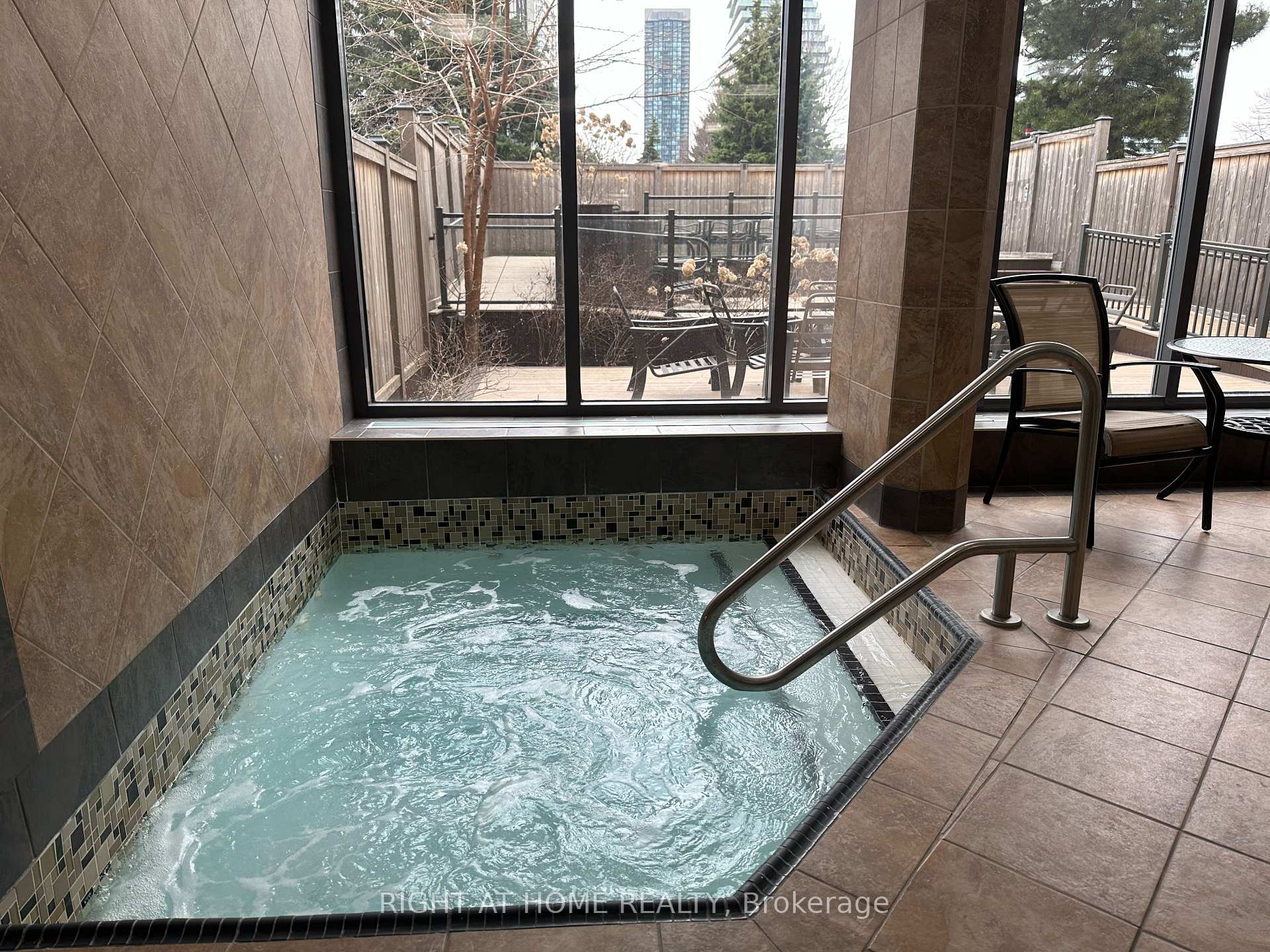 3 Bedrooms Condo at 300 Webb,  Mississauga For sale