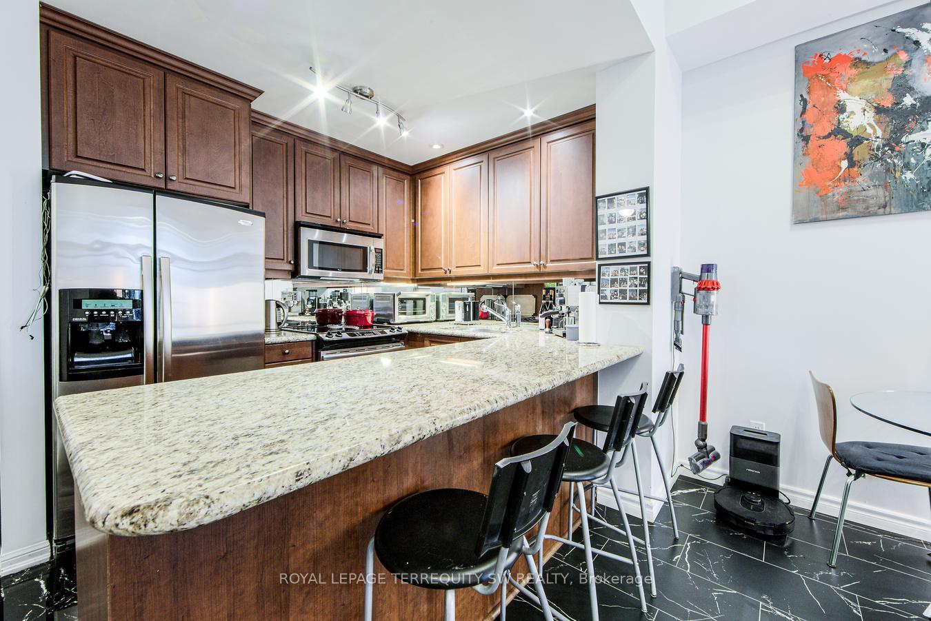2 Bedrooms Condo at 618 A Fleet, Toronto For sale