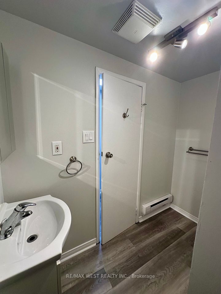 https://trreb-image.ampre.ca/2l3MGSS4_LrLvgu1wUqV6UlhXFIMOWHLqGvIZ1eJ9qs/rs:fit:960:960/wm:.5:so:0:50:.4/wmsh:10/wmt:PHNwYW4gZm9yZWdyb3VuZD0nd2hpdGUnIGZvbnQ9JzY4Jz5SRS9NQVggV0VTVCBSRUFMVFkgSU5DLiwgQnJva2VyYWdlPC9zcGFuPg/L3RycmViL2xpc3RpbmdzLzQwLzgzLzA4LzcxL3AvMTY2OTQ1NjgtMzUzYy00ZjEwLWI4ZjUtMTVjODc5NDFhY2I2LmpwZWc.jpg