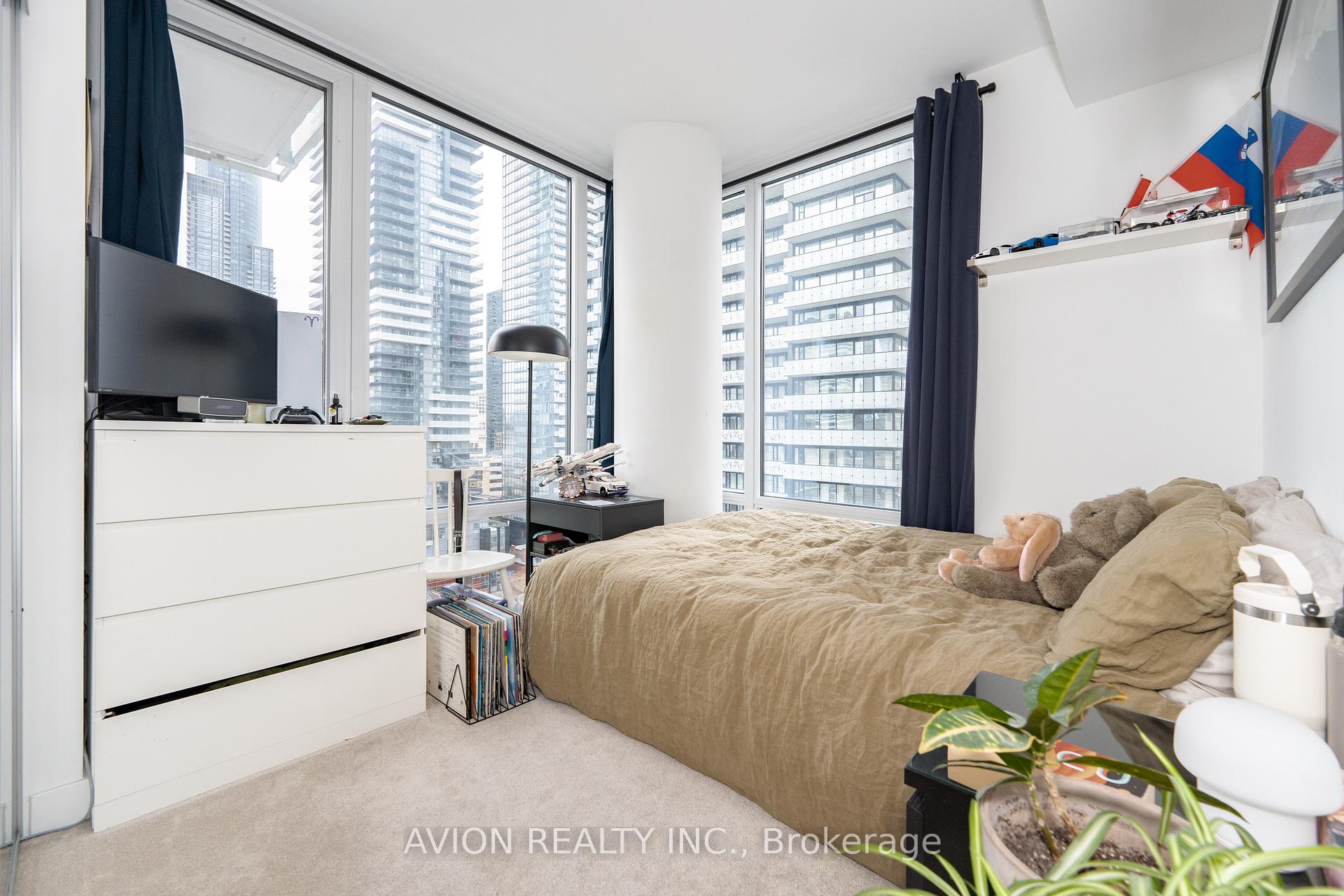 3 Bedrooms Condo at 501 yonge, Toronto For sale