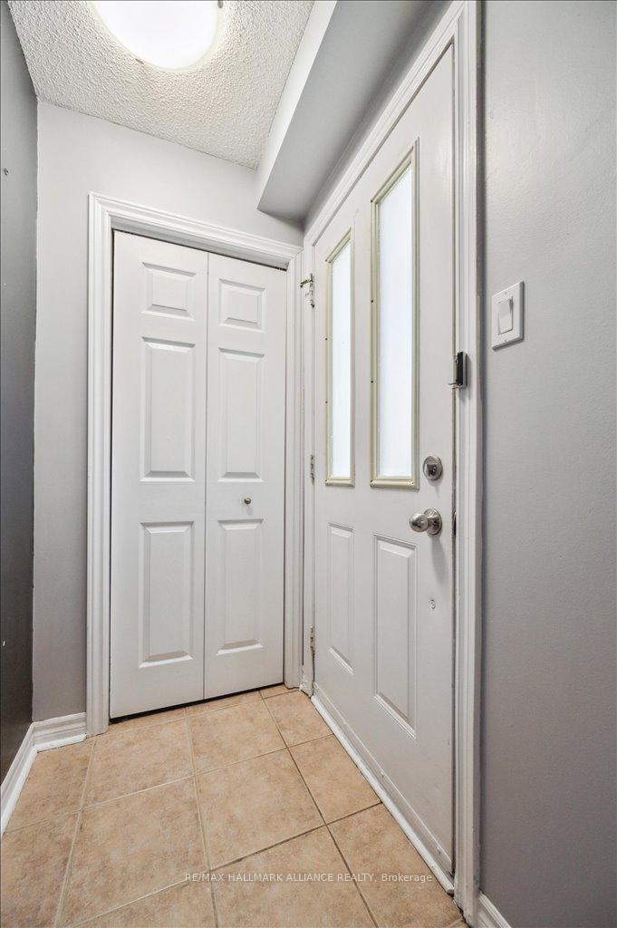 2 Bedrooms Condo at 1701 Lampman, Burlington For sale