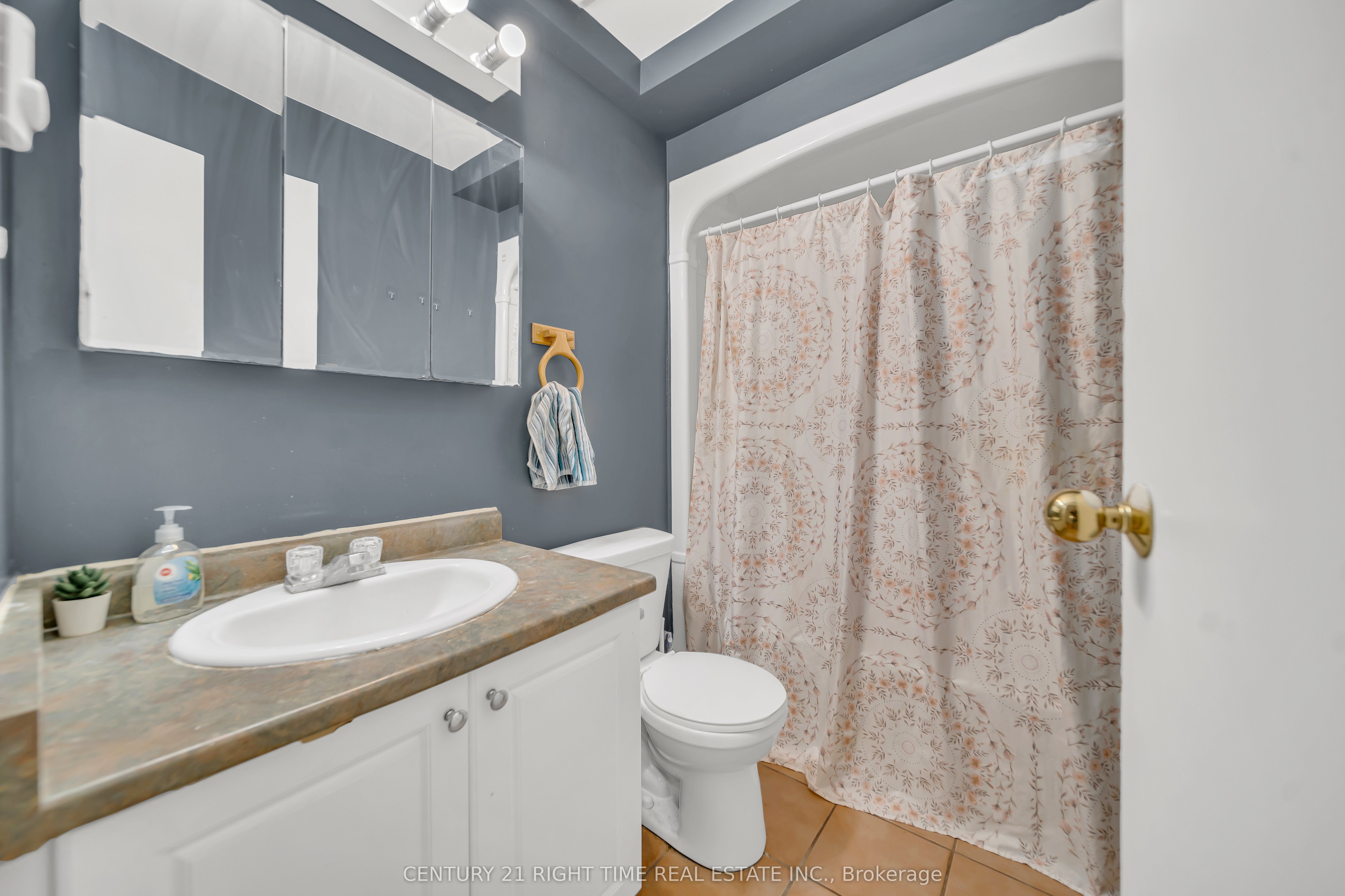 24 Columbia Street W
