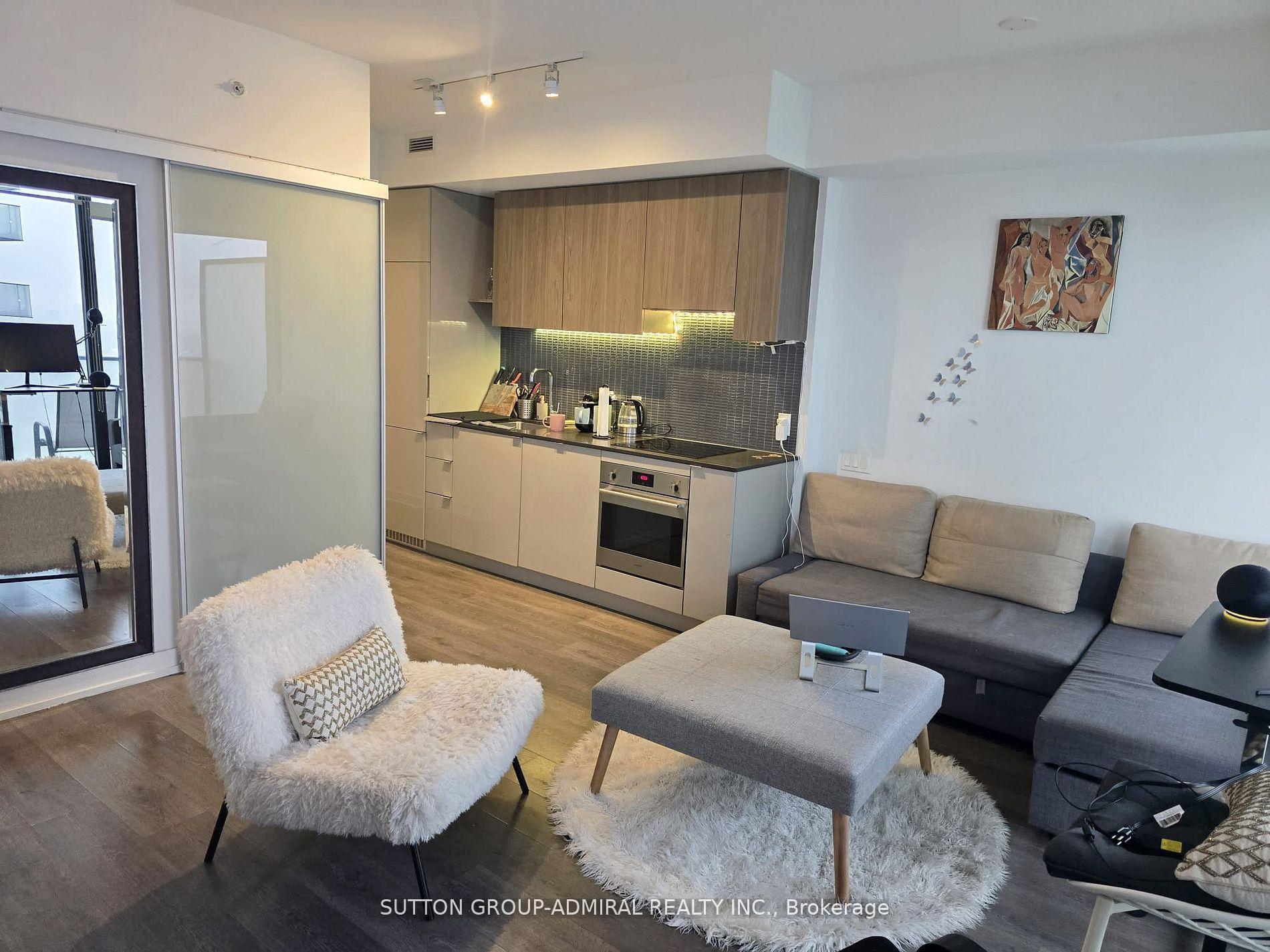 2 Bedrooms Condo at 161 Roehampton, Toronto For sale
