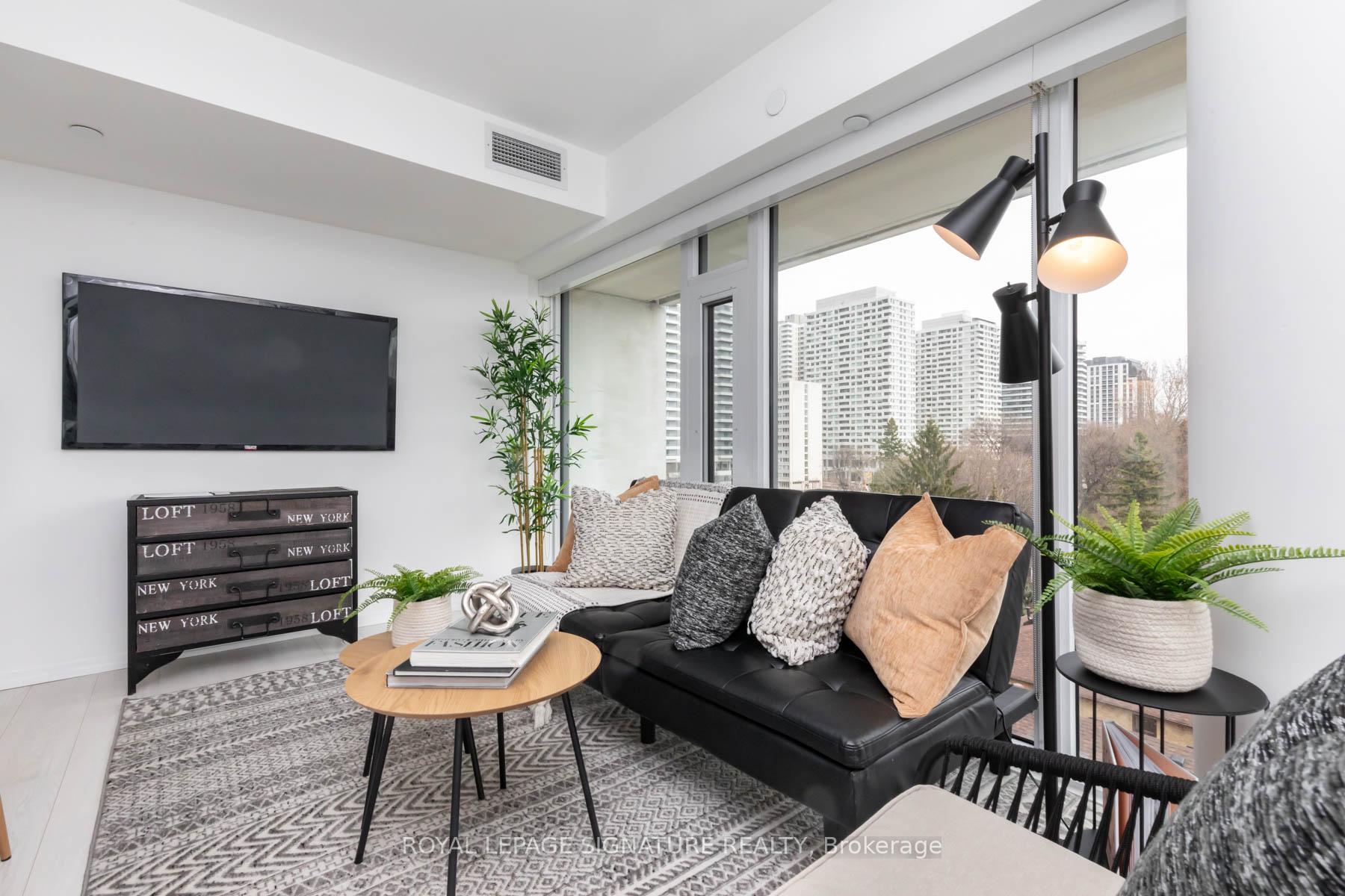 2 Bedrooms Condo at 8 Hillsdale, Toronto For sale