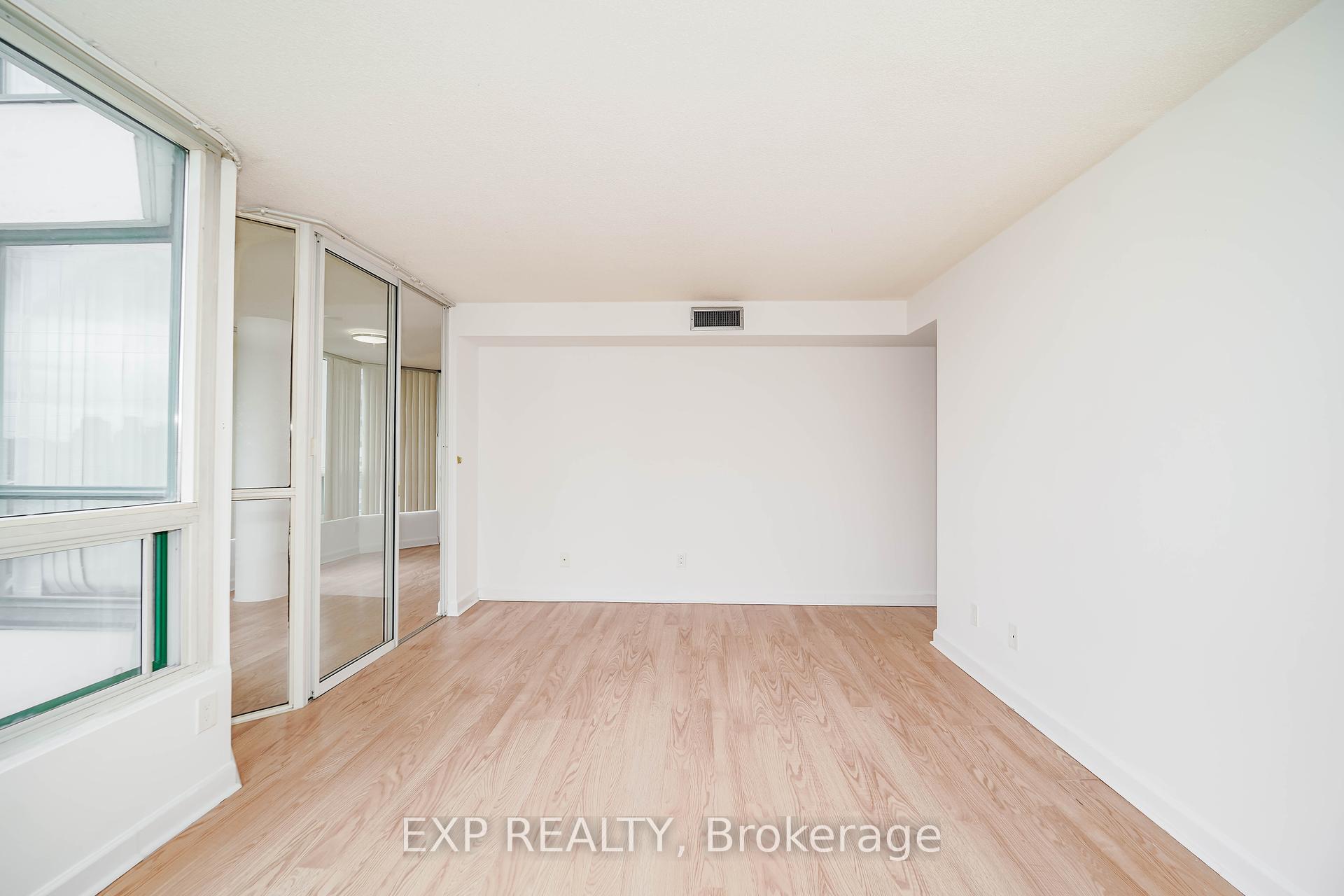 3 Bedrooms Condo at 4450 Tucana, Mississauga For sale
