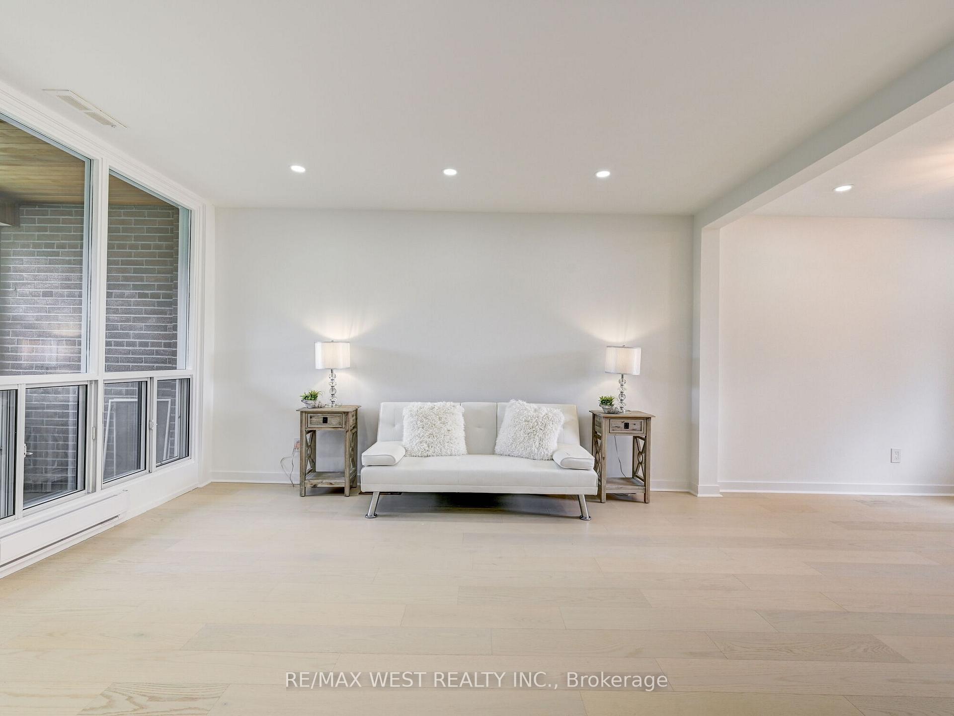 3 Bedrooms Condo at 22 Tandridge, Toronto For sale