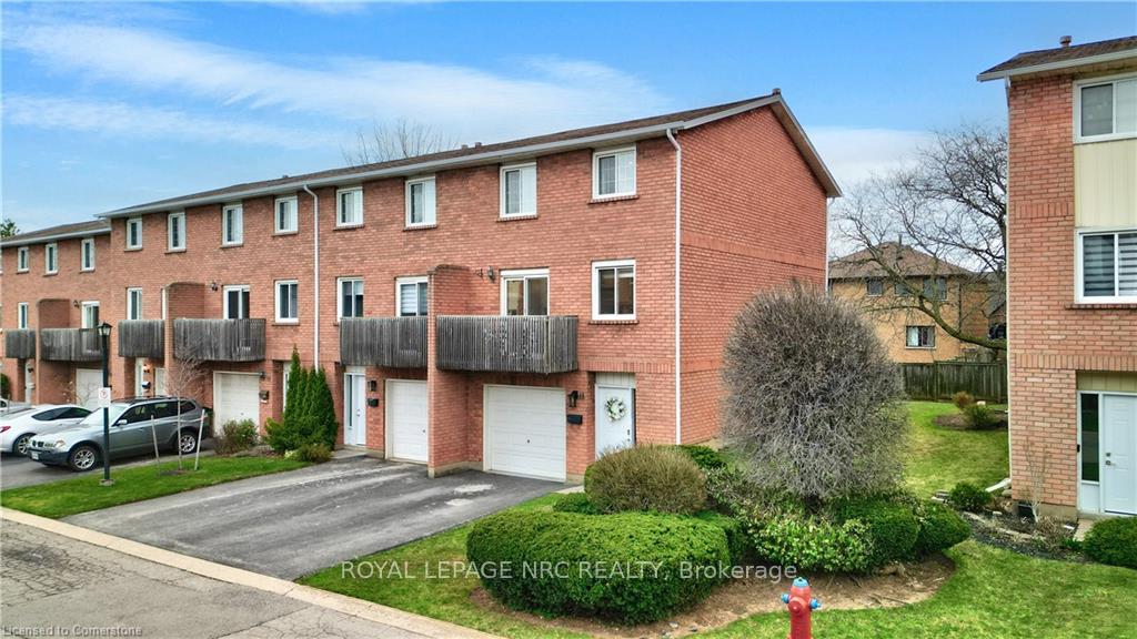 3 Bedrooms Condo at 29 Heritage, Hamilton For sale