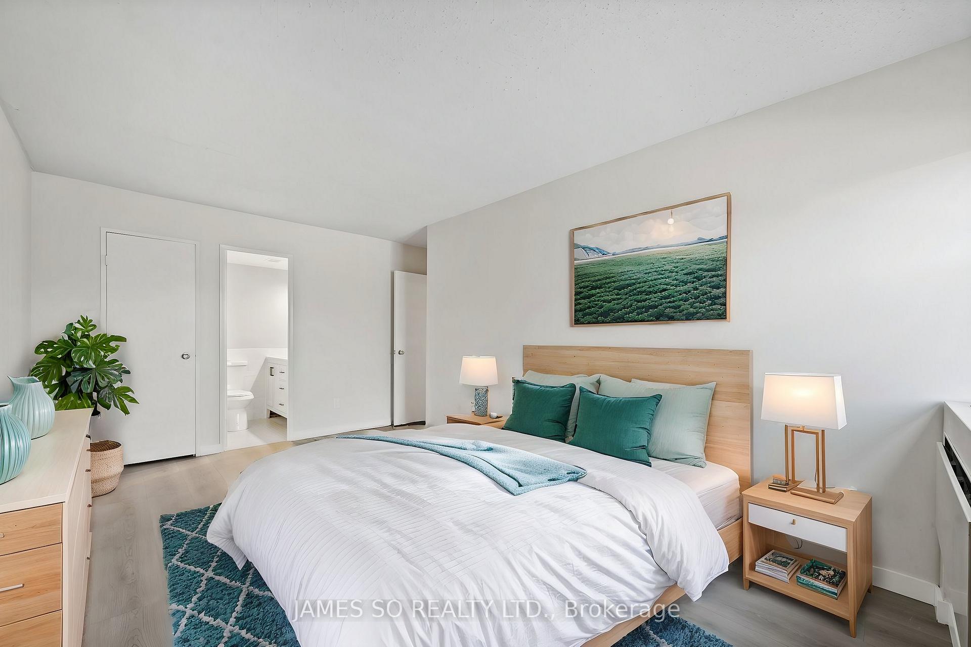 3 Bedrooms Condo at 20 Fashion Roseway, Toronto For sale