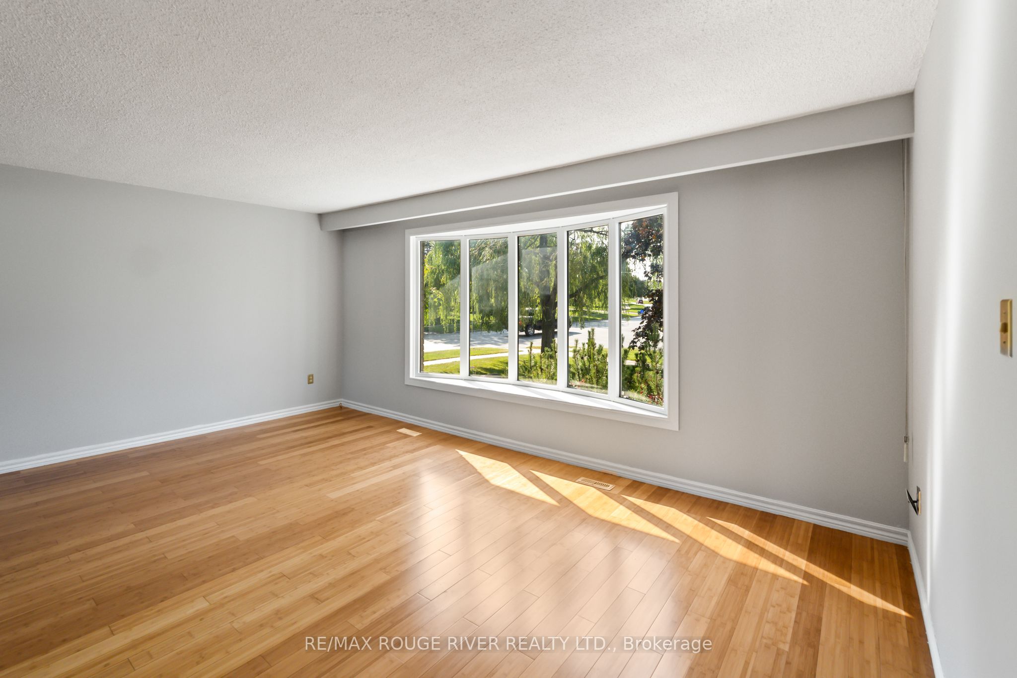 1 Applewood Crescent