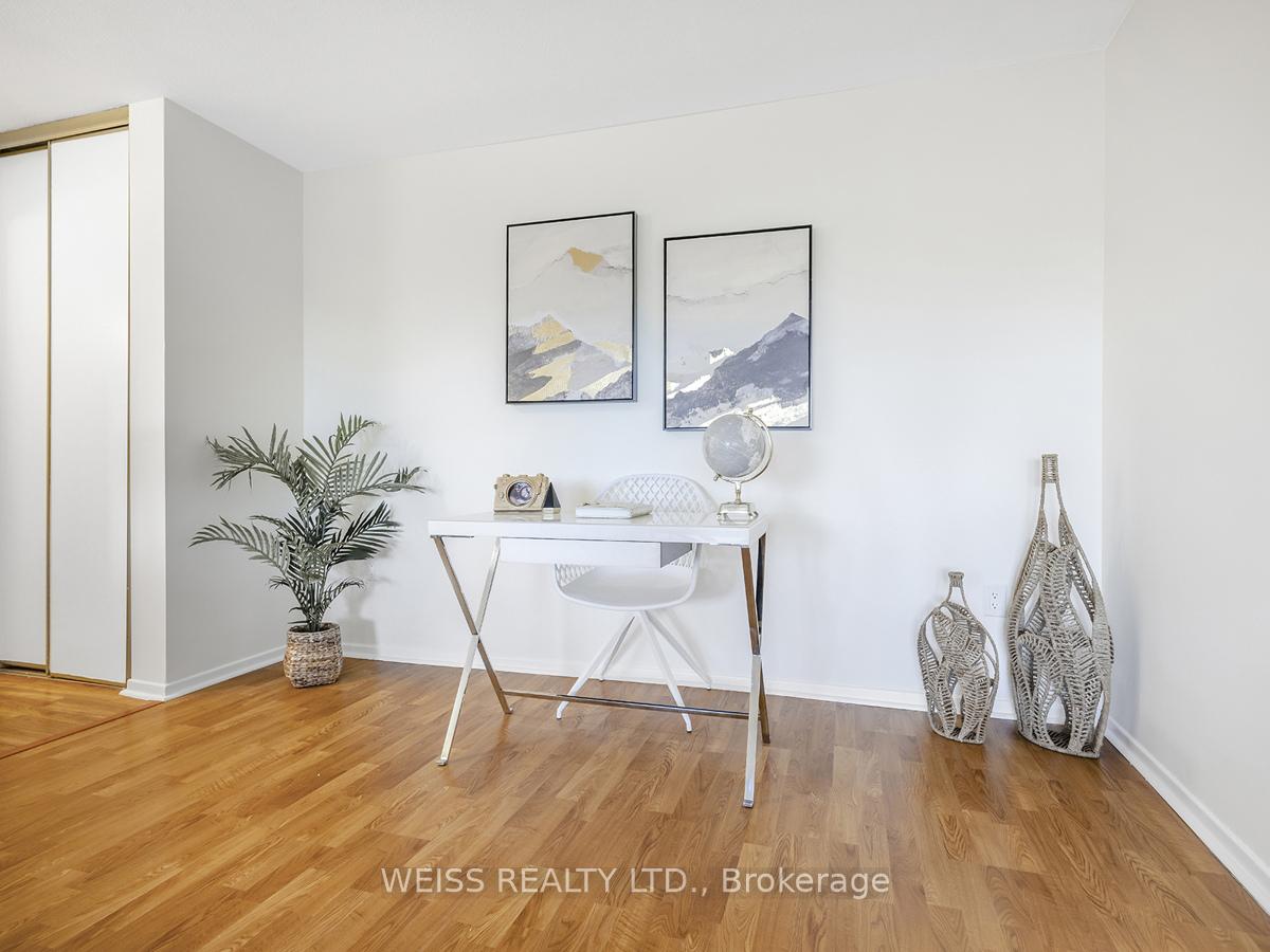 3 Bedrooms Condo at 150 Neptune,  Toronto For sale