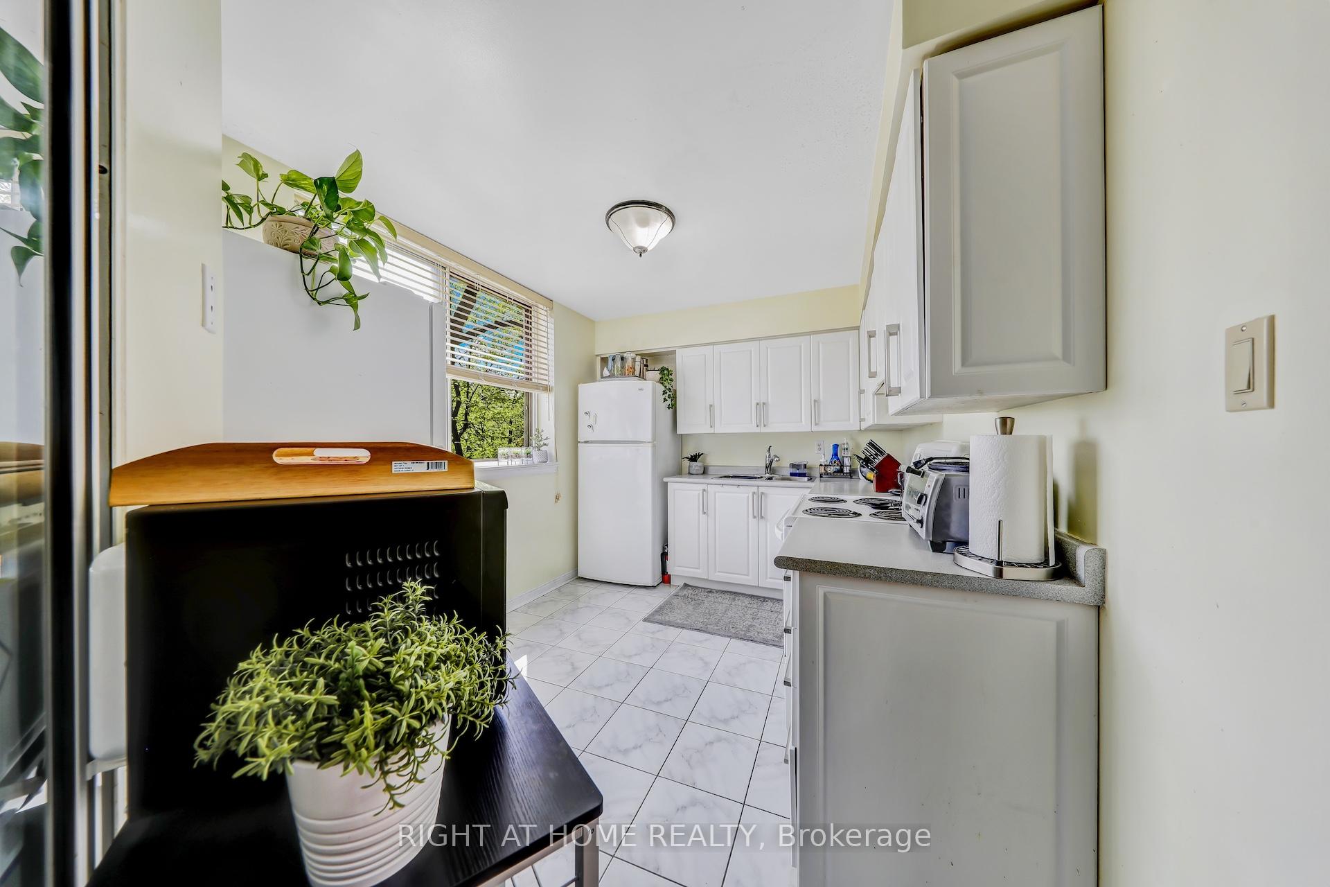 3 Bedrooms Condo at 1665 Victoria Park, Toronto For sale