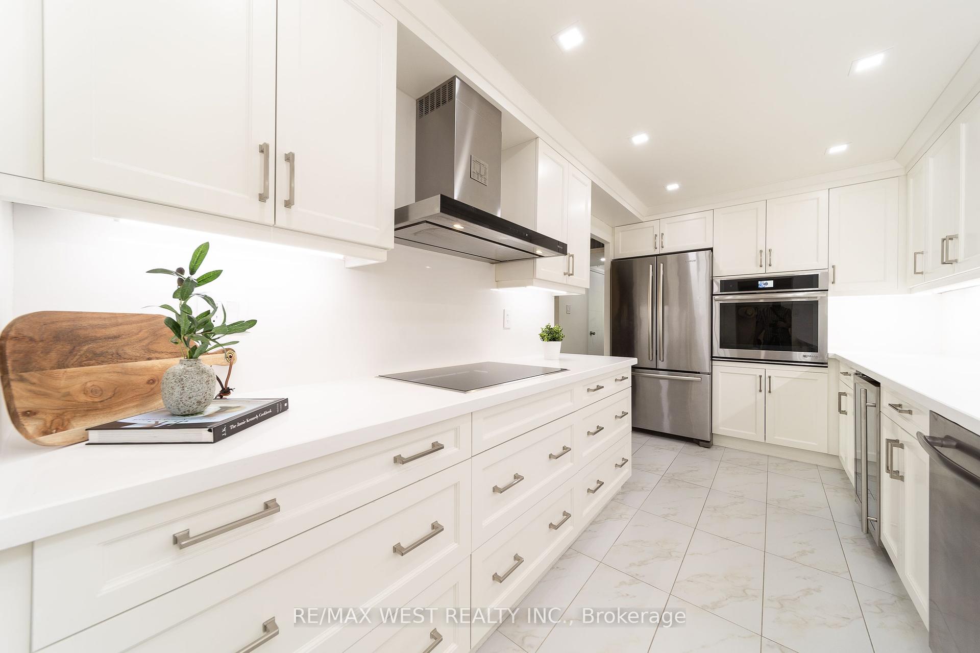 4 Bedrooms Condo at 61 Richview, Toronto For sale