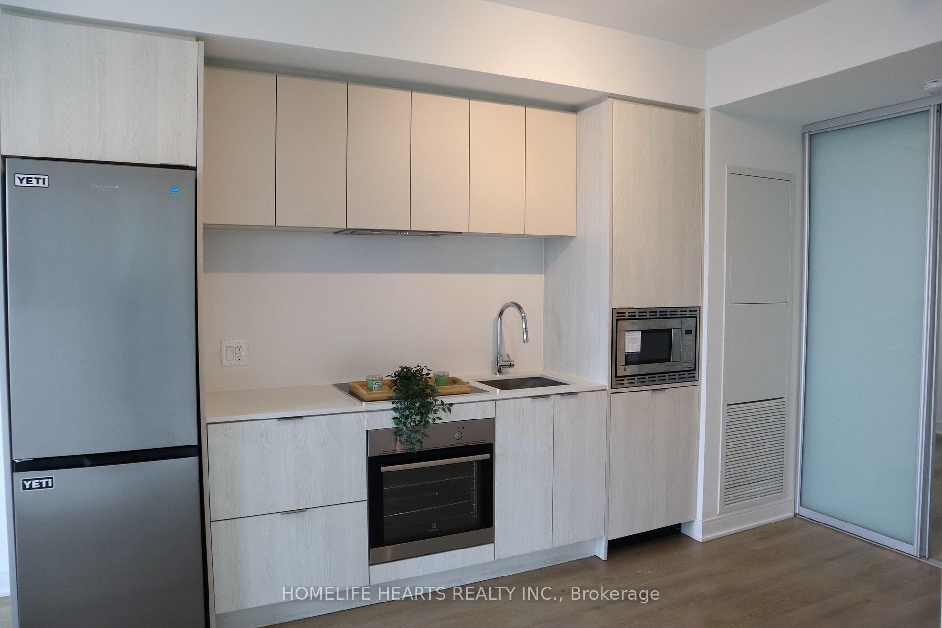 3 Bedrooms Condo at 86 Dundas, Mississauga For sale