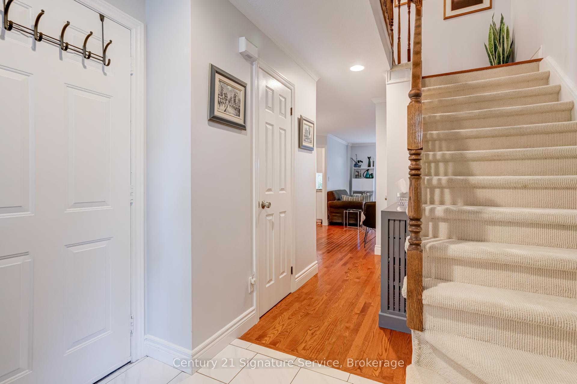 3 Bedrooms Condo at 2230 Walkers, Burlington For sale