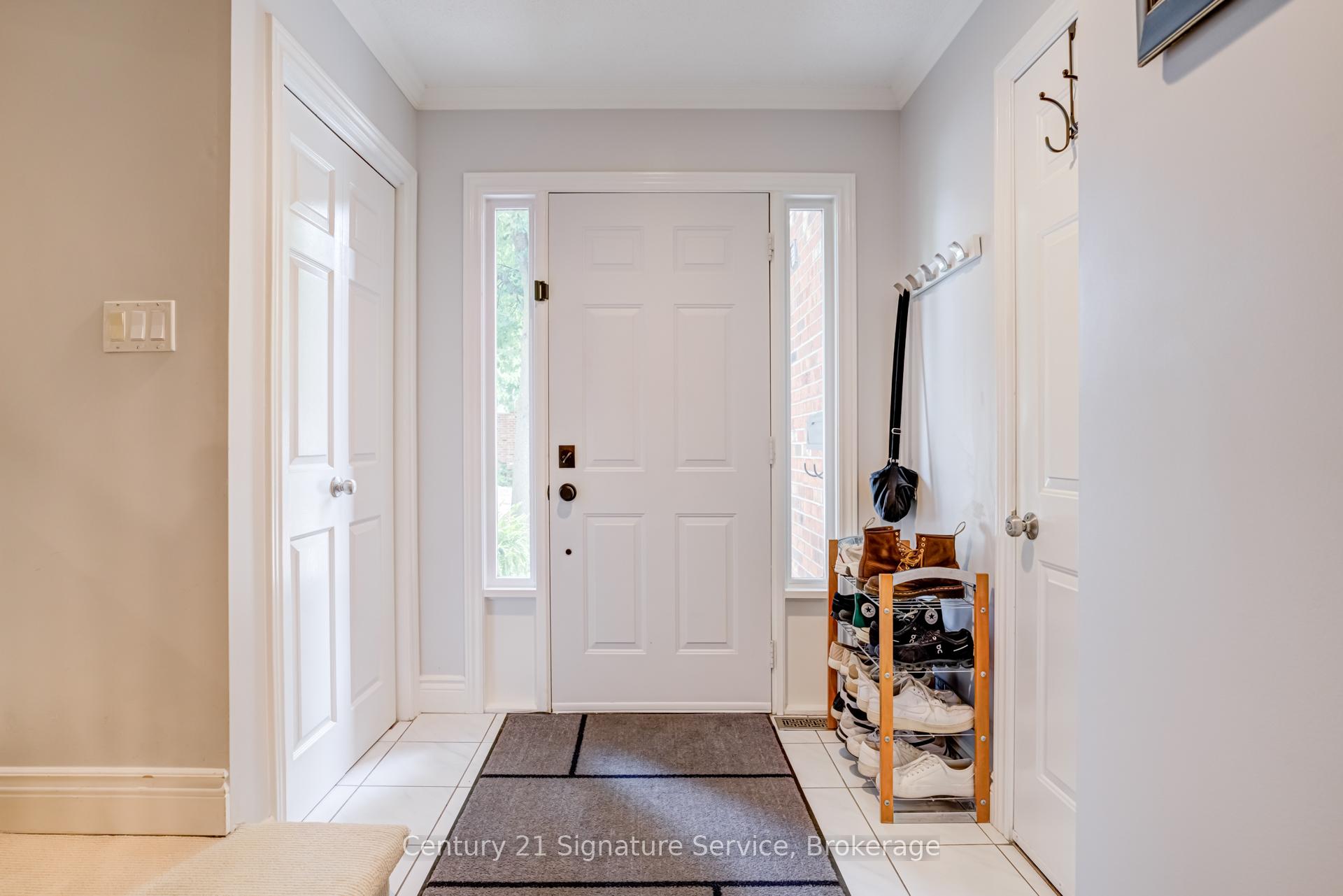 3 Bedrooms Condo at 2230 Walkers, Burlington For sale