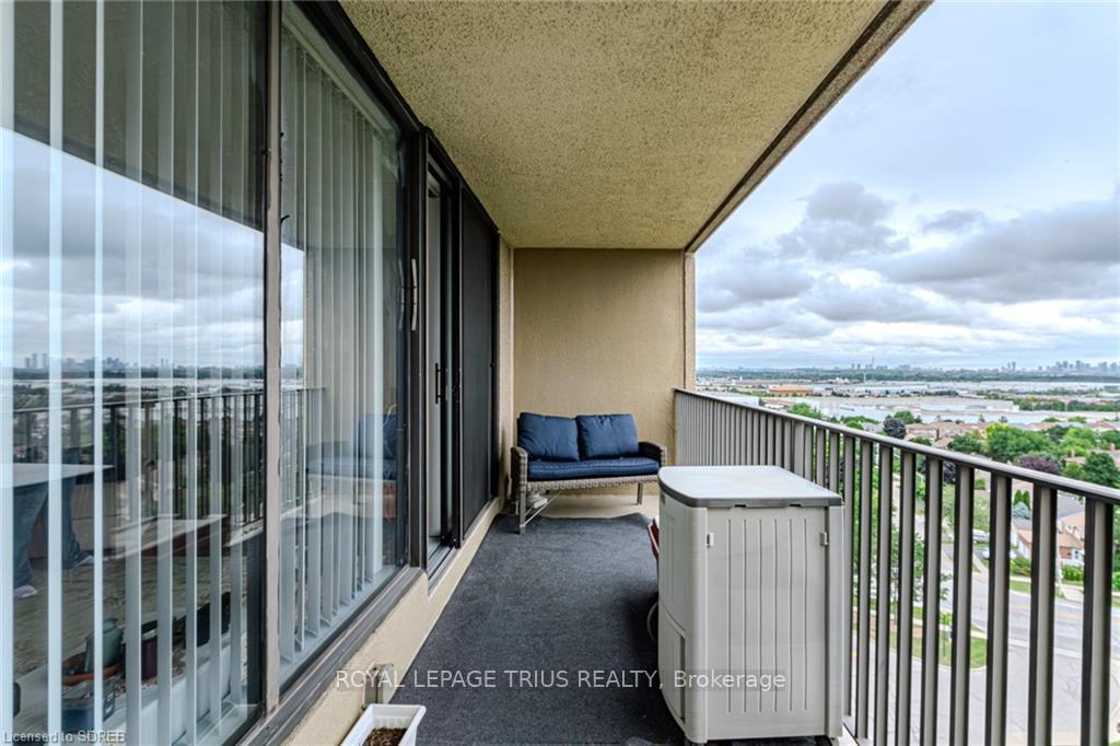 2 Bedrooms Condo at 6500 Montevideo,  Mississauga For sale