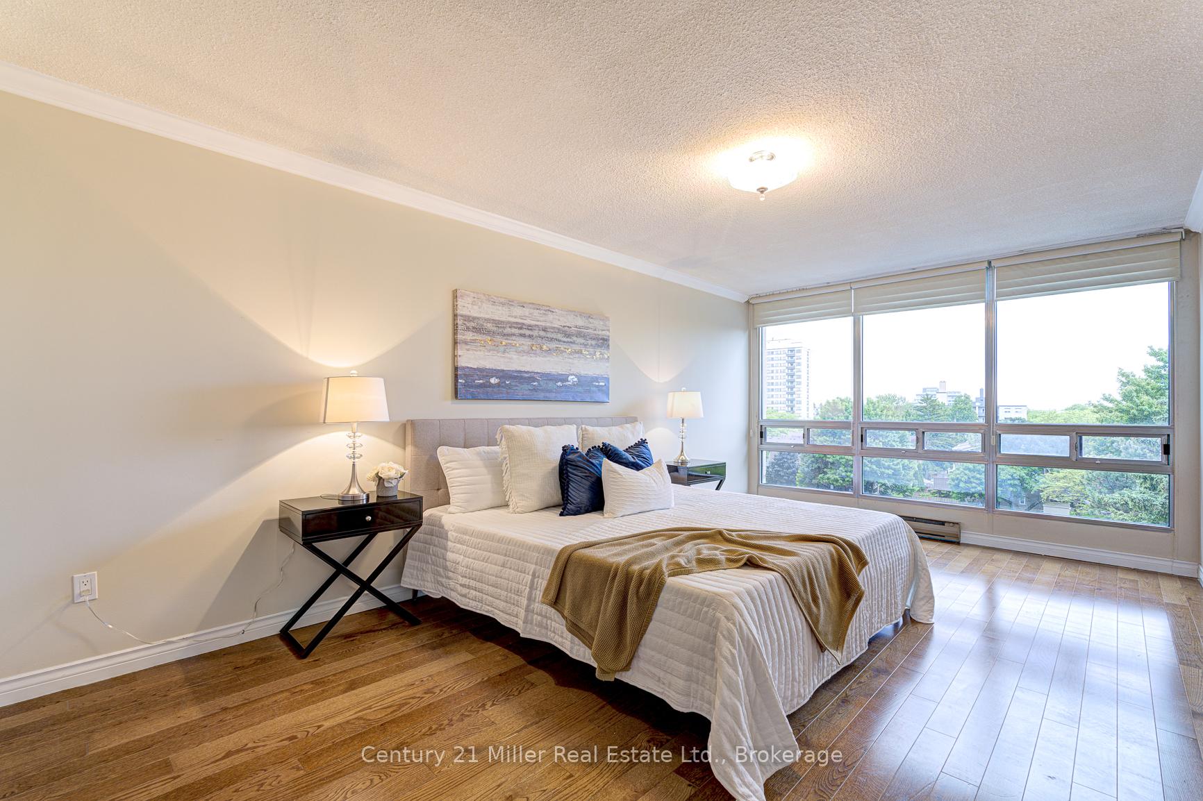 2 Bedrooms Condo at 2180 Marine, Oakville For sale