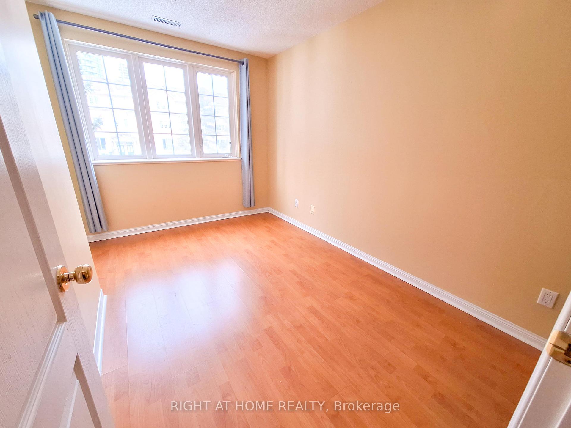 4 Bedrooms Condo at 821 Grandview, Toronto For sale