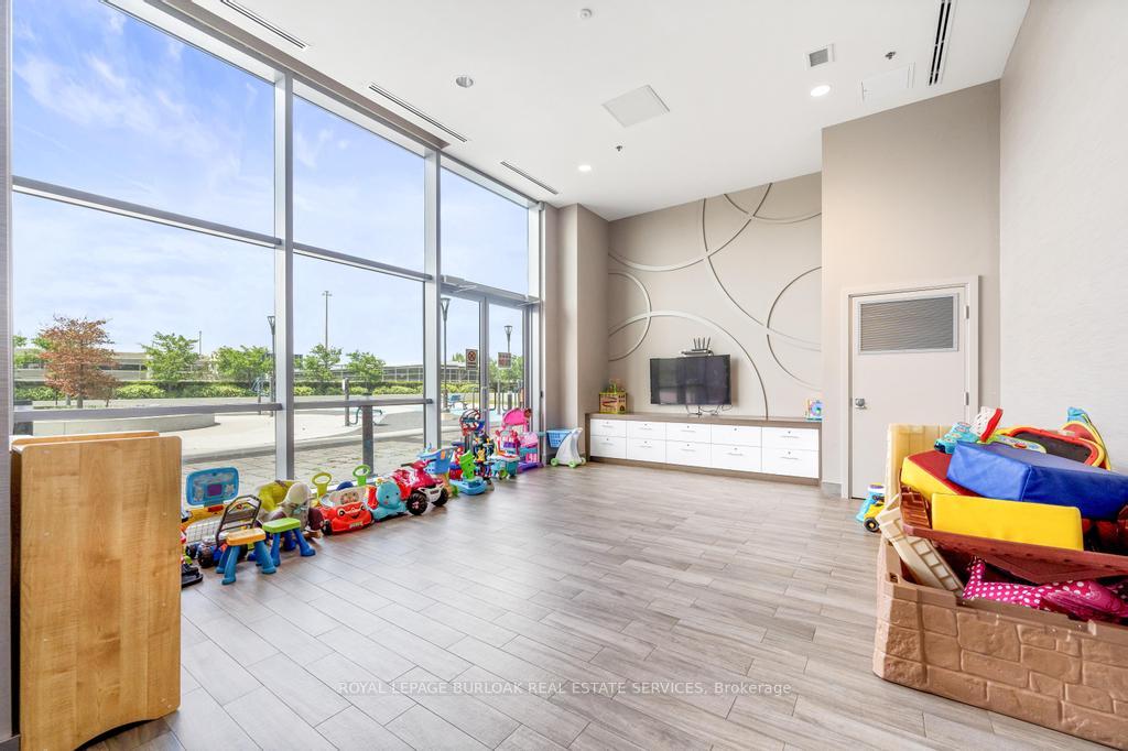 2 Bedrooms Condo at 2087 Fairview, Burlington For sale