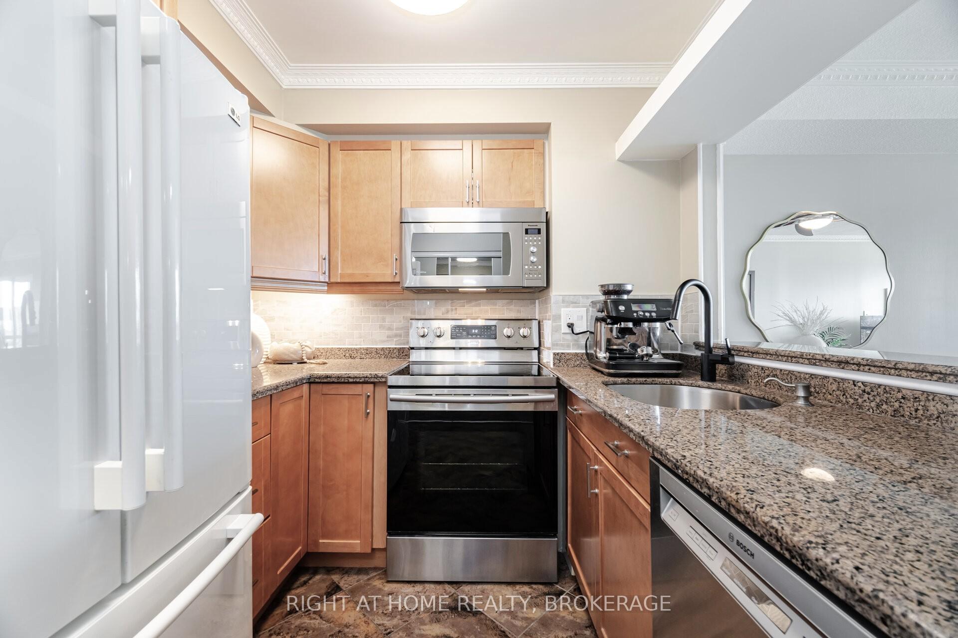 3 Bedrooms Condo at 1276 Maple Crossing, Burlington For sale