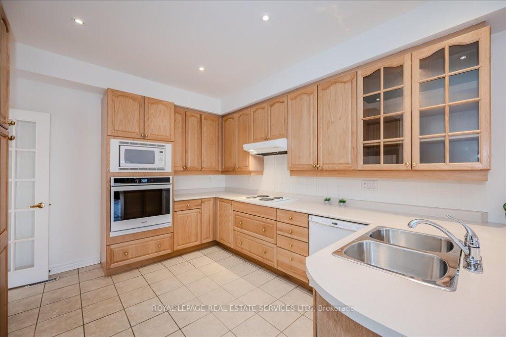 3 Bedrooms Condo at 1267 Dorval, Oakville For sale