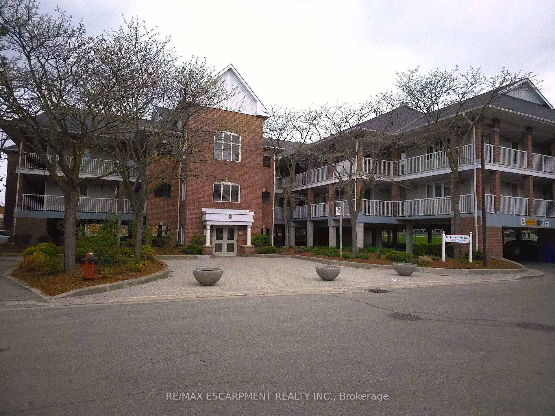 3 Bedrooms Condo at 101 Bristol, Mississauga For sale
