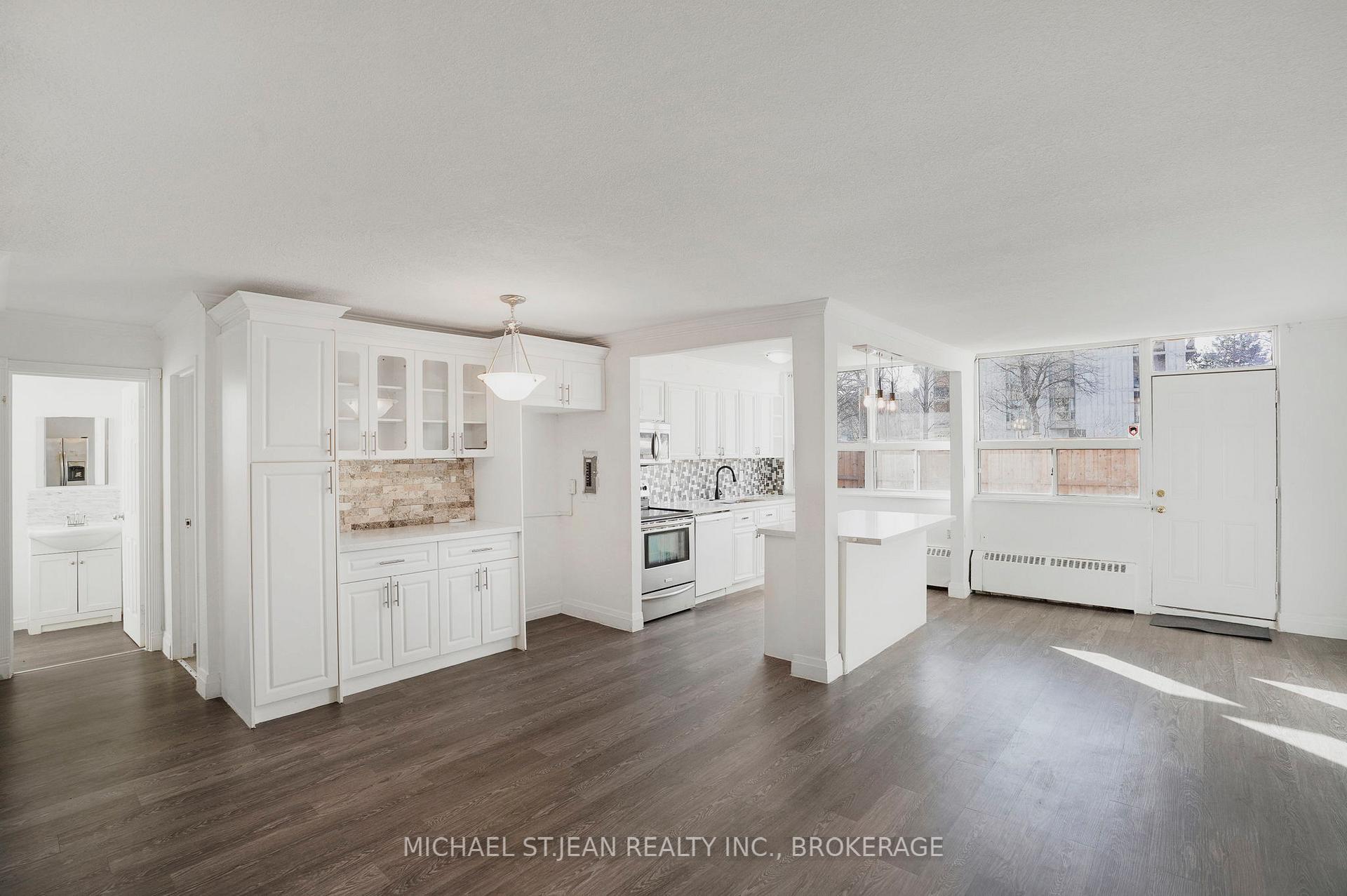 3 Bedrooms Condo at 15 Albright,  Hamilton For sale
