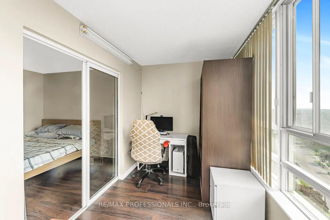 2 Bedrooms Condo at 50 Kingsbridge Garden, Mississauga For sale