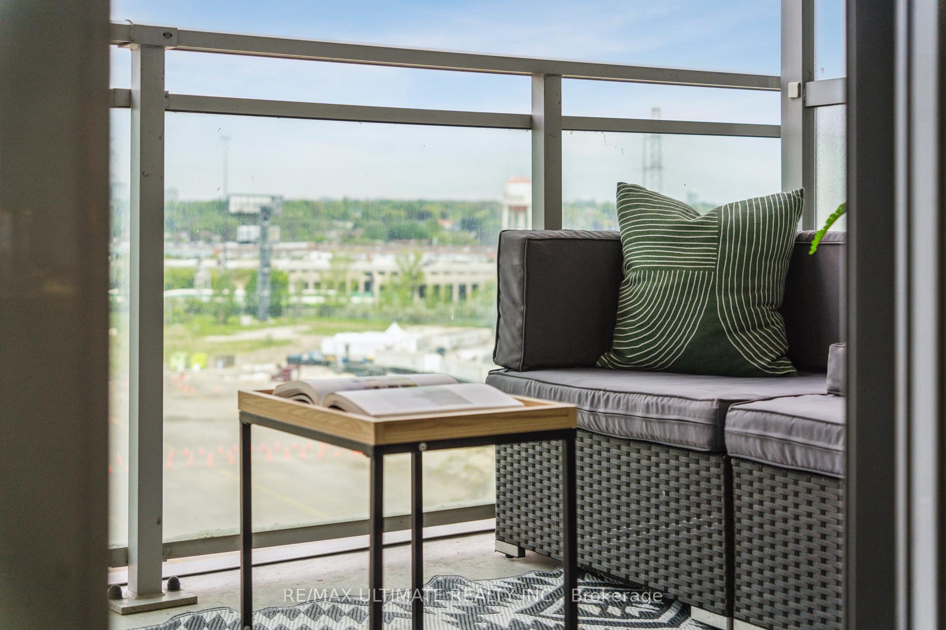 2 Bedrooms Condo at 33 Shore Breeze, Toronto For sale