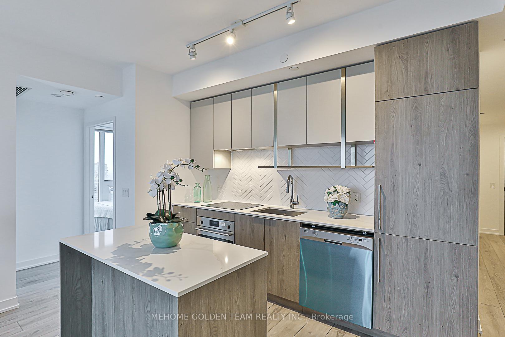 3 Bedrooms Condo at 15 Holmes, Toronto For sale