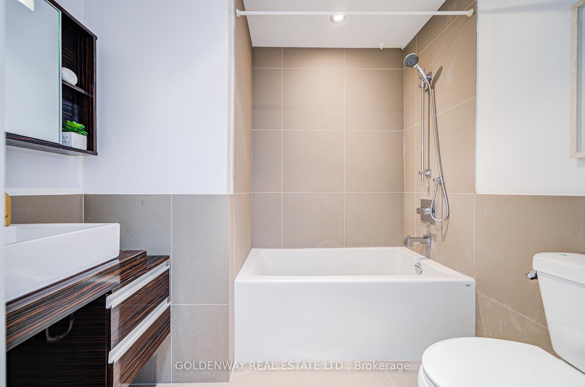 2 Bedrooms Condo at 676 Sheppard, Toronto For sale