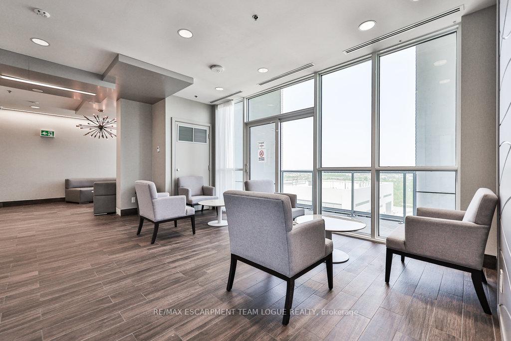 2 Bedrooms Condo at 2081 Fairview,  Burlington For sale