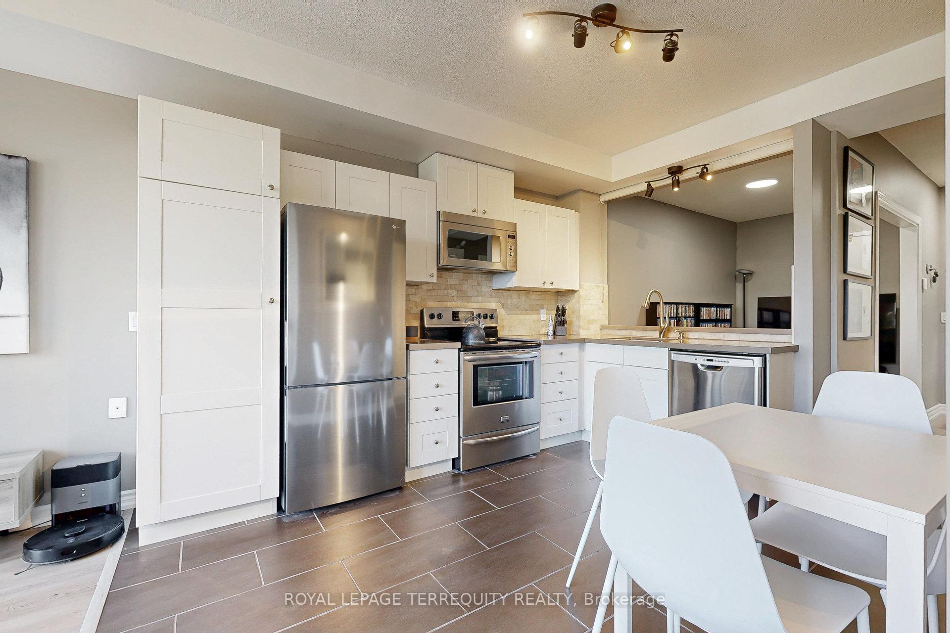 2 Bedrooms Condo at 200 Burnhamthorpe, Mississauga For sale