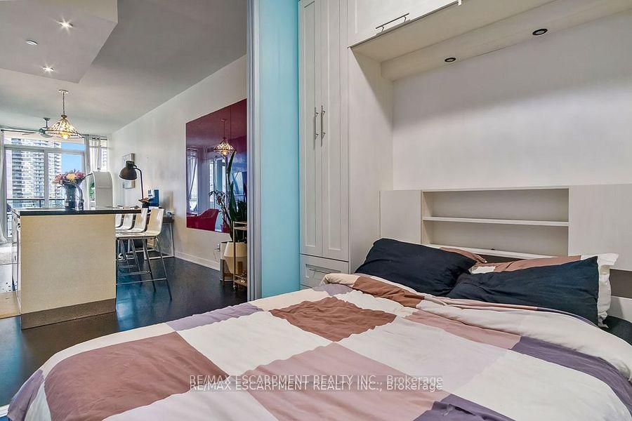 2 Bedrooms Condo at 88 Park Lawn, Toronto For sale