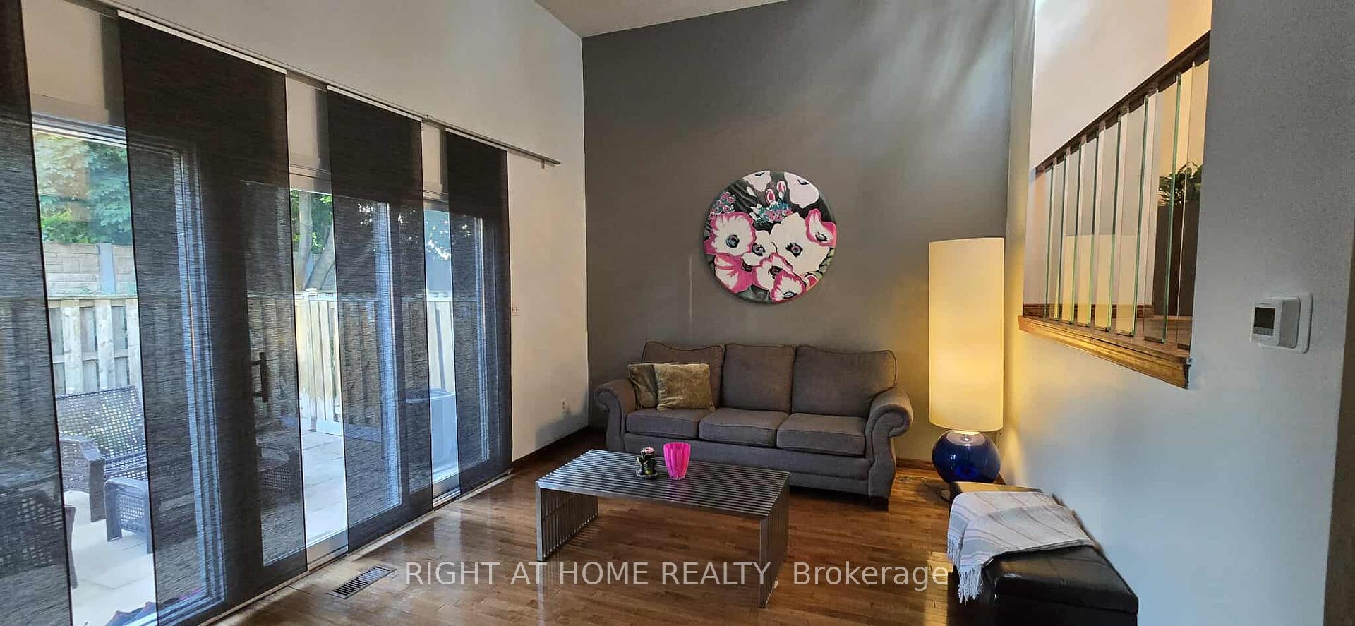3 Bedrooms Condo at 11 Harrisford, Hamilton For sale