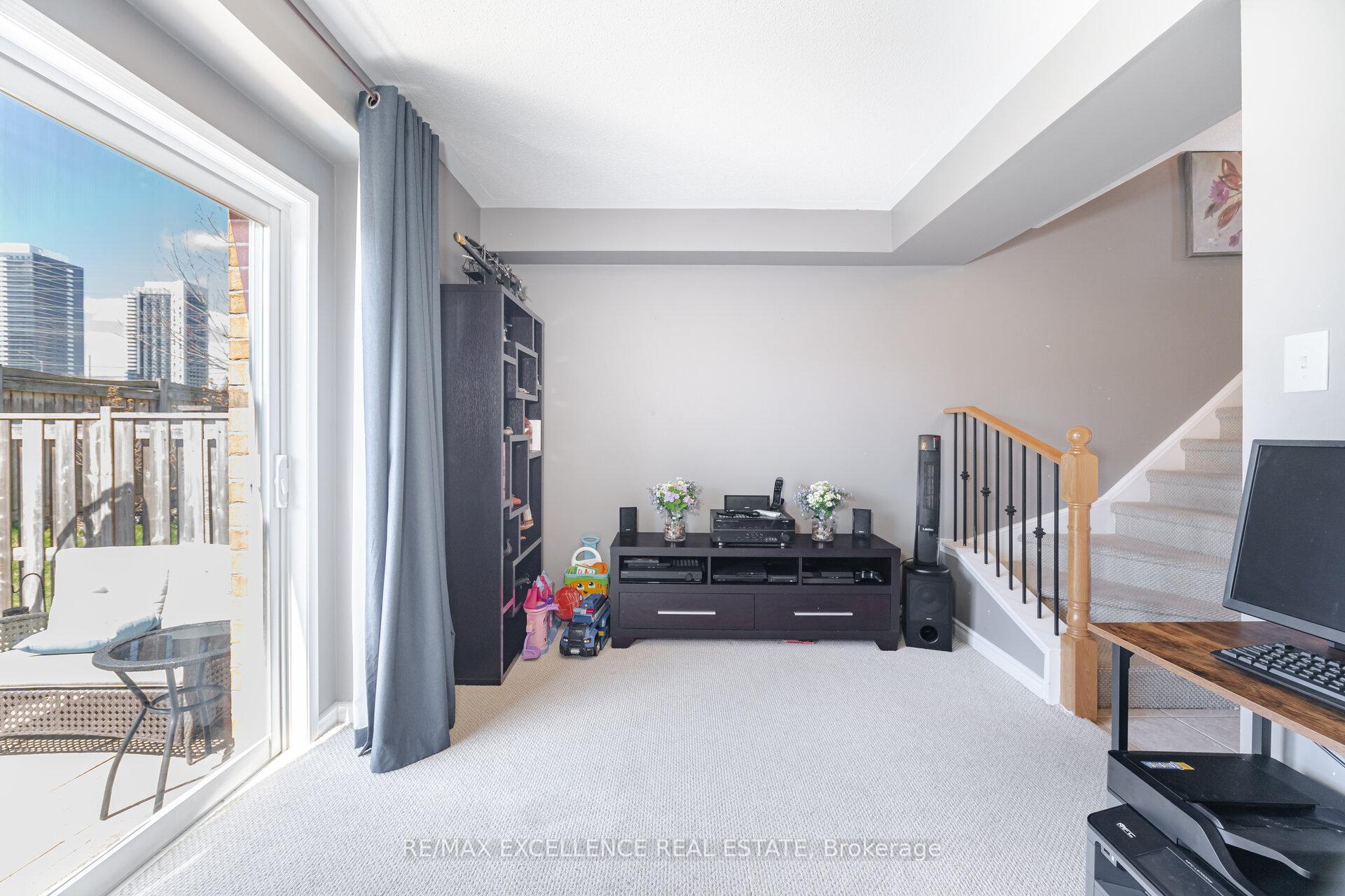 3 Bedrooms Condo at 4950 Albina, Mississauga For sale