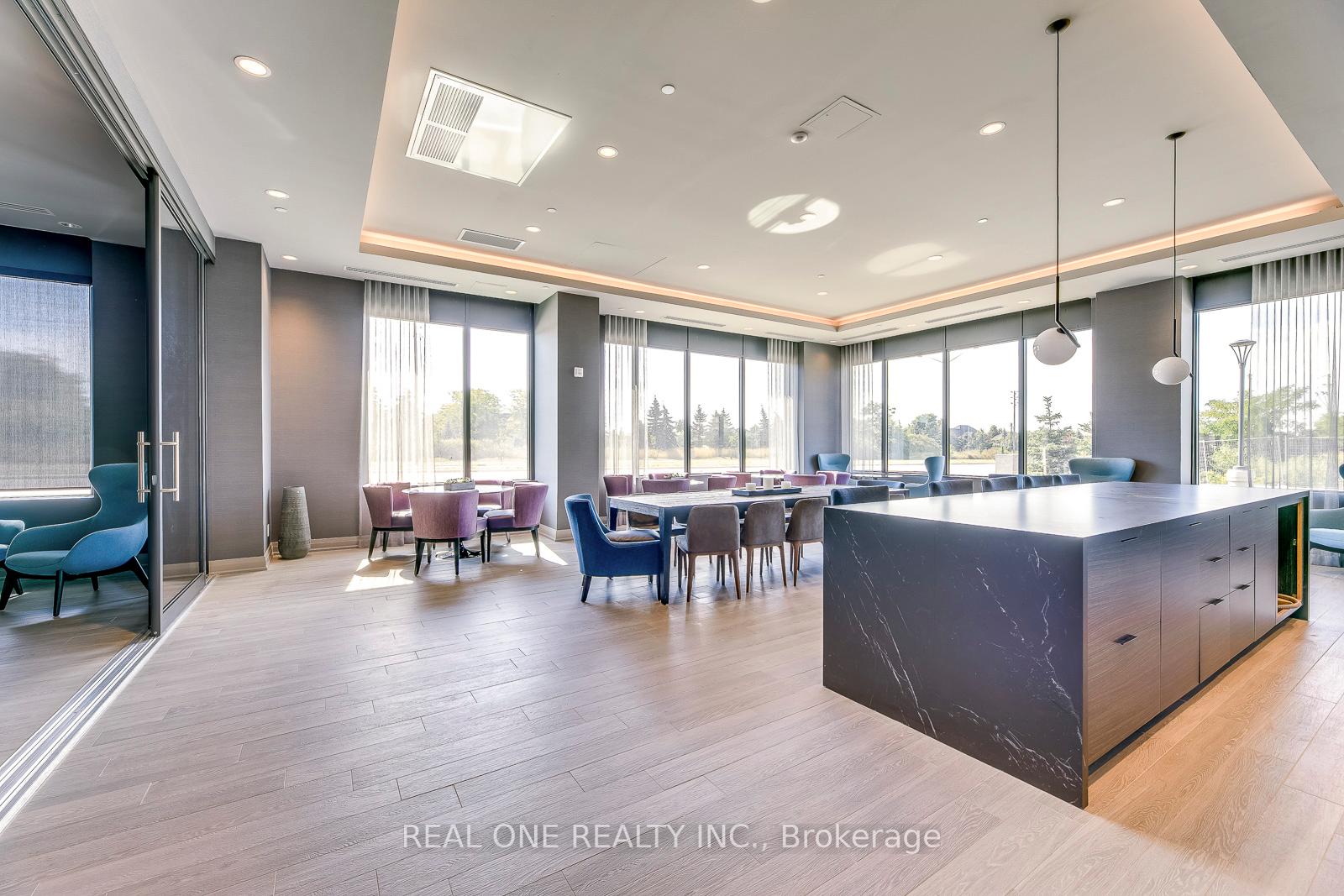 2 Bedrooms Condo at 95 Dundas, Oakville For sale
