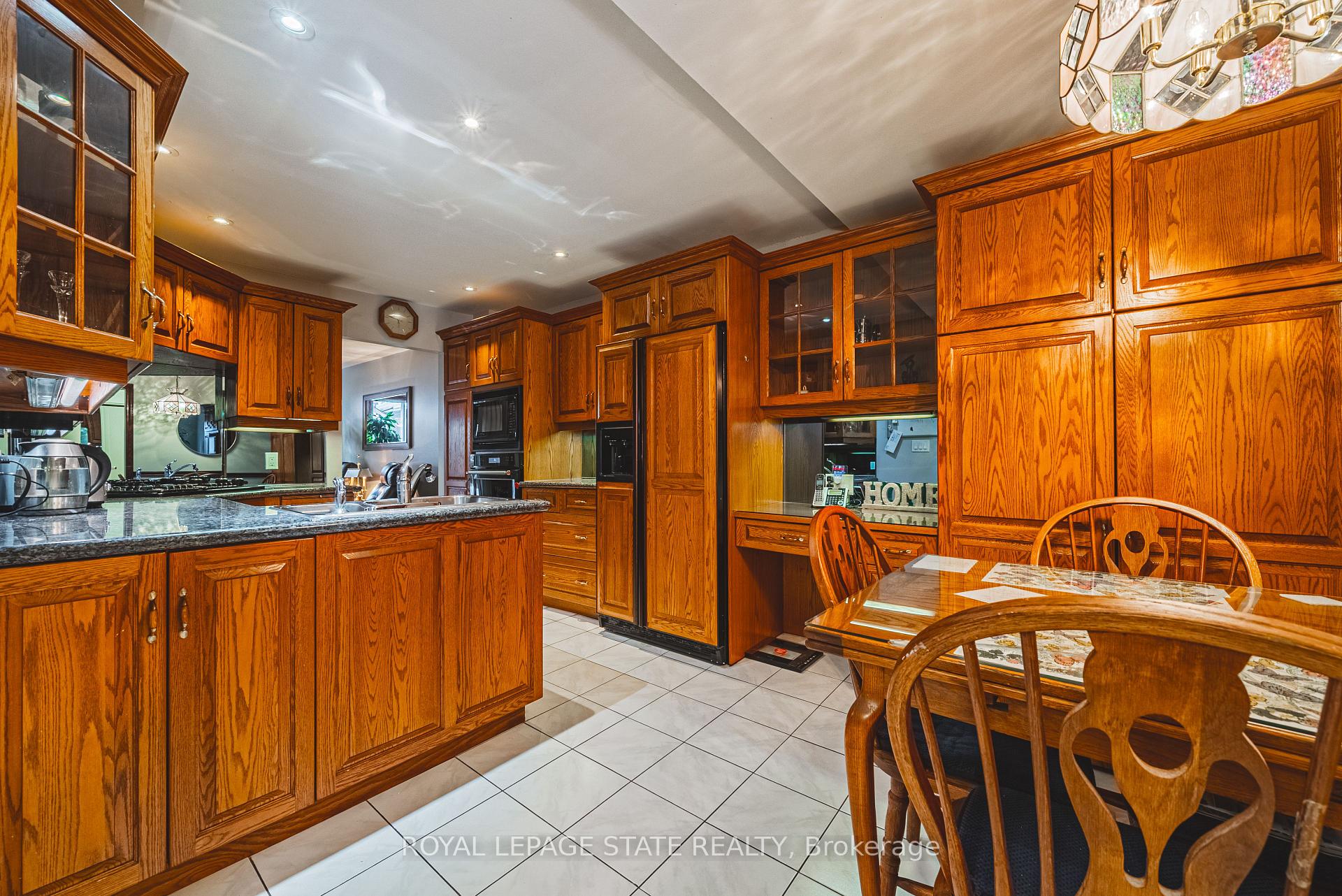 3 Bedrooms Condo at 100 Quigley, Hamilton For sale