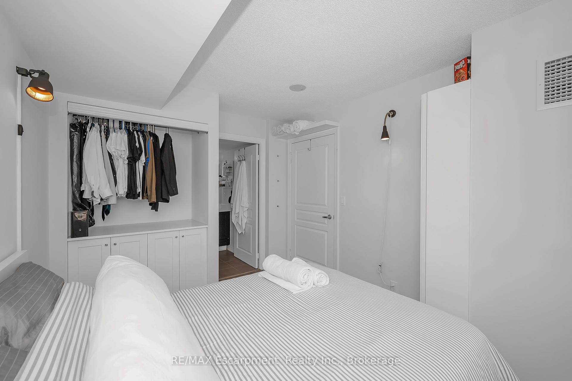 2 Bedrooms Condo at 1940 Ironstone, Burlington For sale
