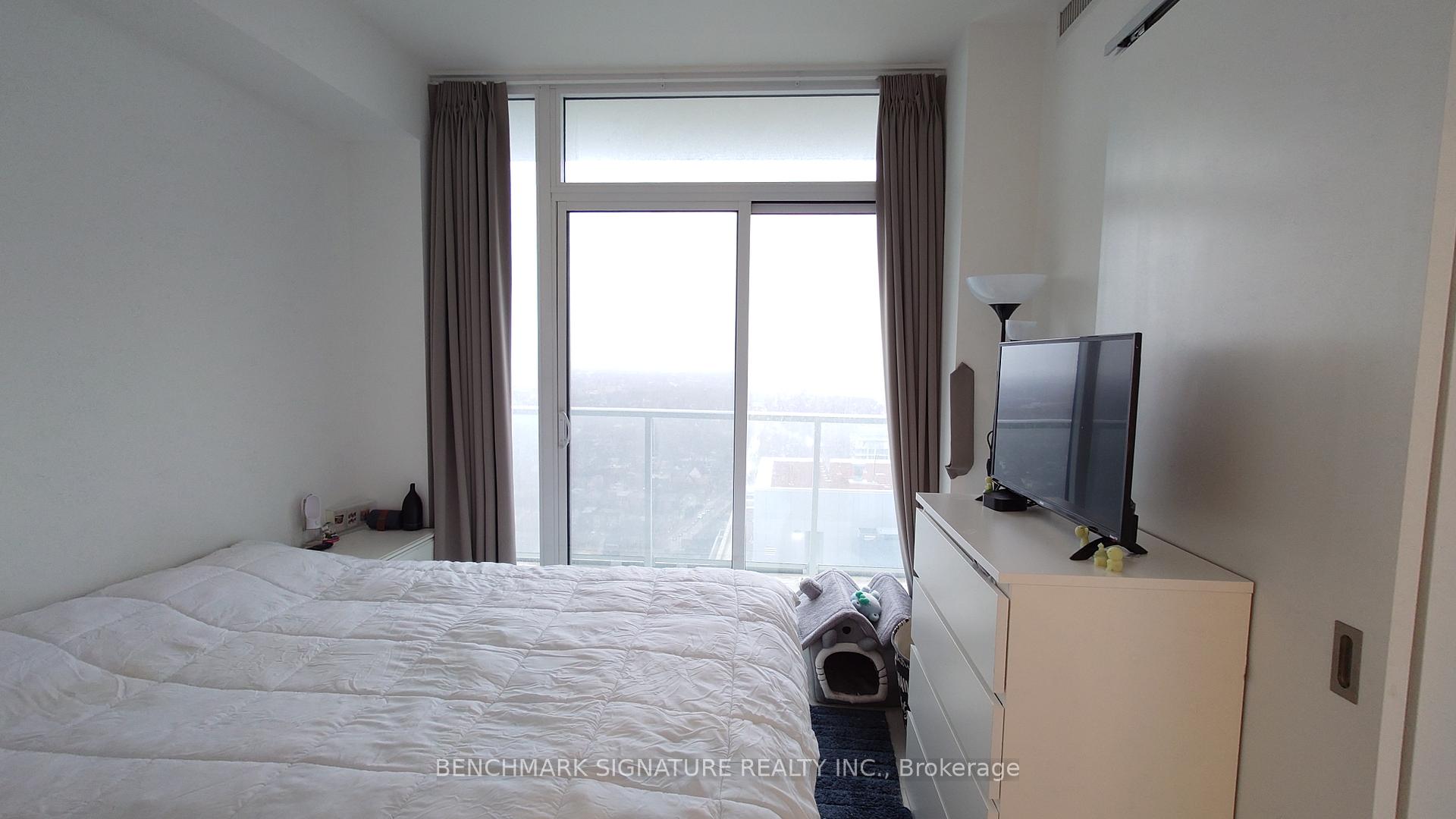 3 Bedrooms Condo at 33 Helendale, Toronto For sale