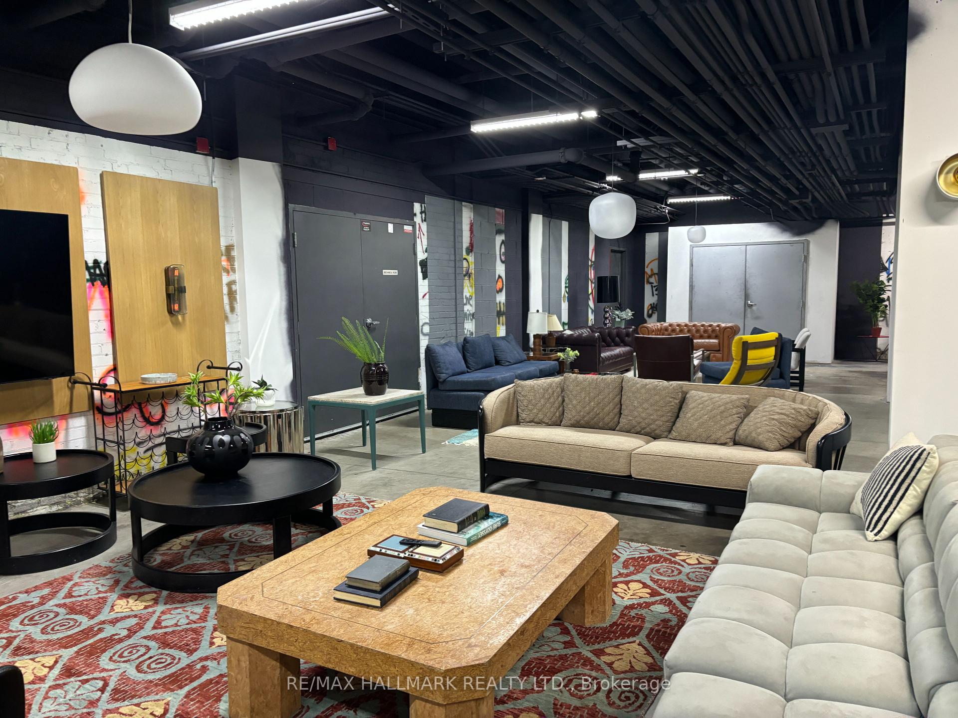2 Bedrooms Condo at 43 Hanna, Toronto For sale