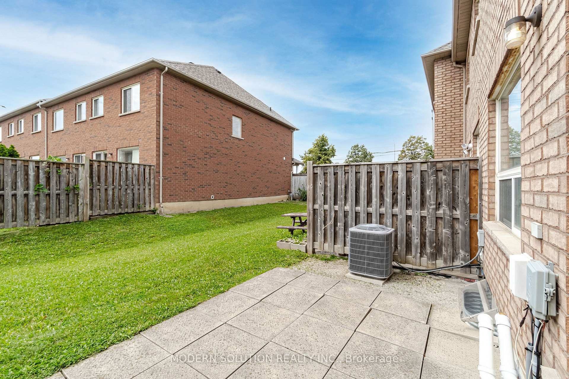 3 Bedrooms Condo at 525 Novo Star, Mississauga For sale