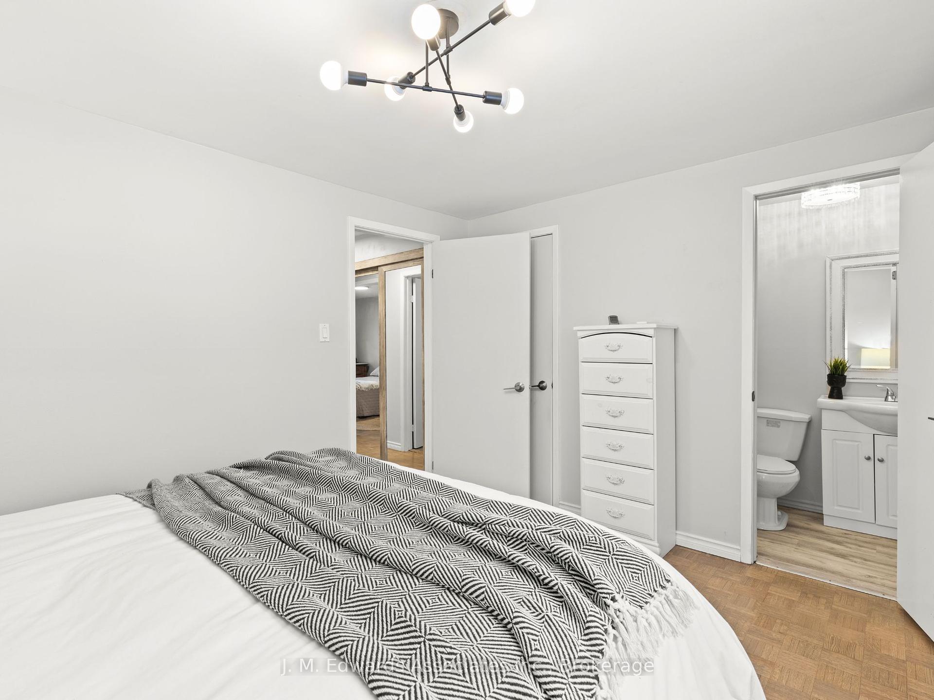 3 Bedrooms Condo at 61 Sarah,  Oakville For sale
