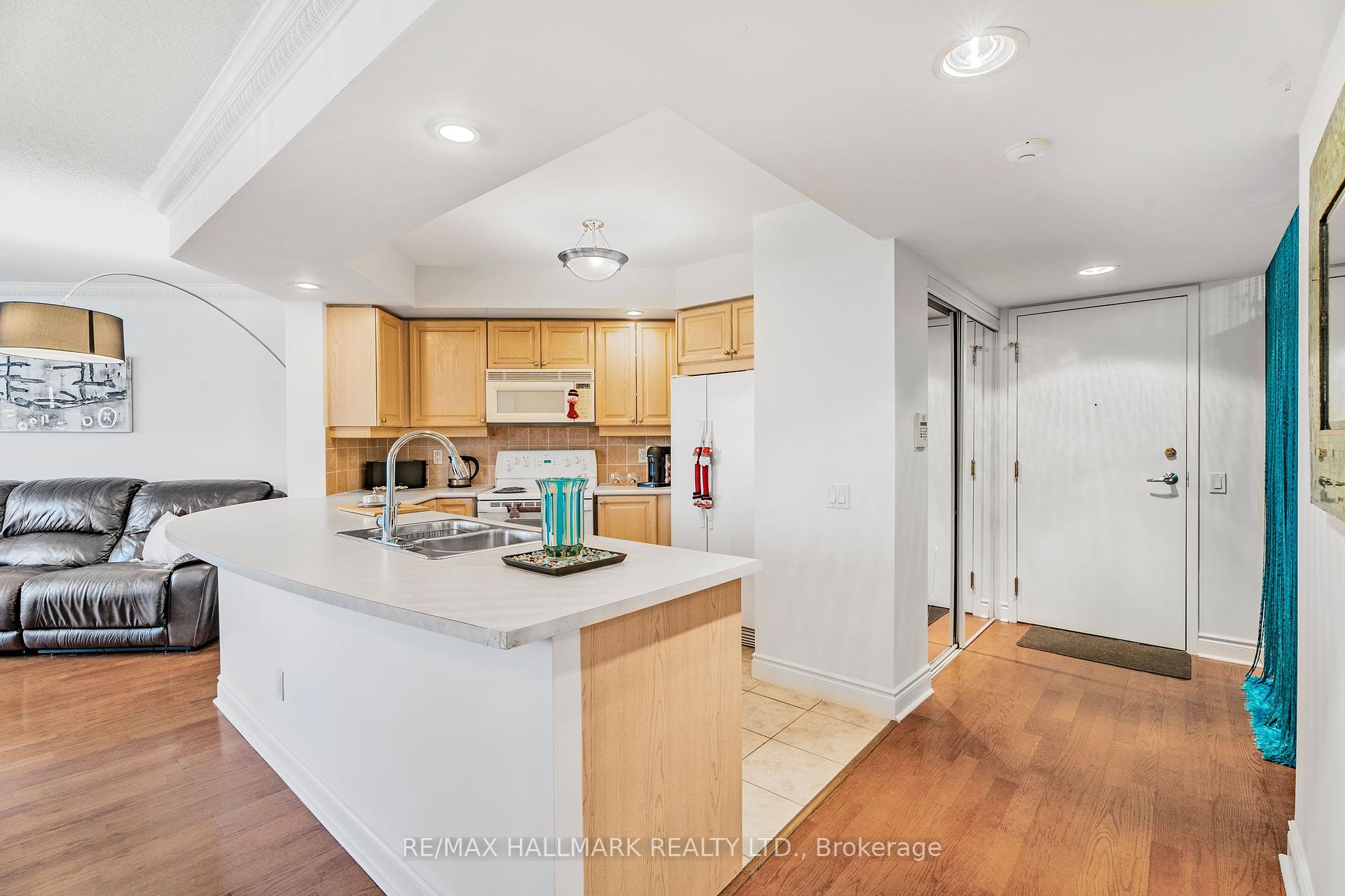 3 Bedrooms Condo at 5 Northtown, Toronto For sale