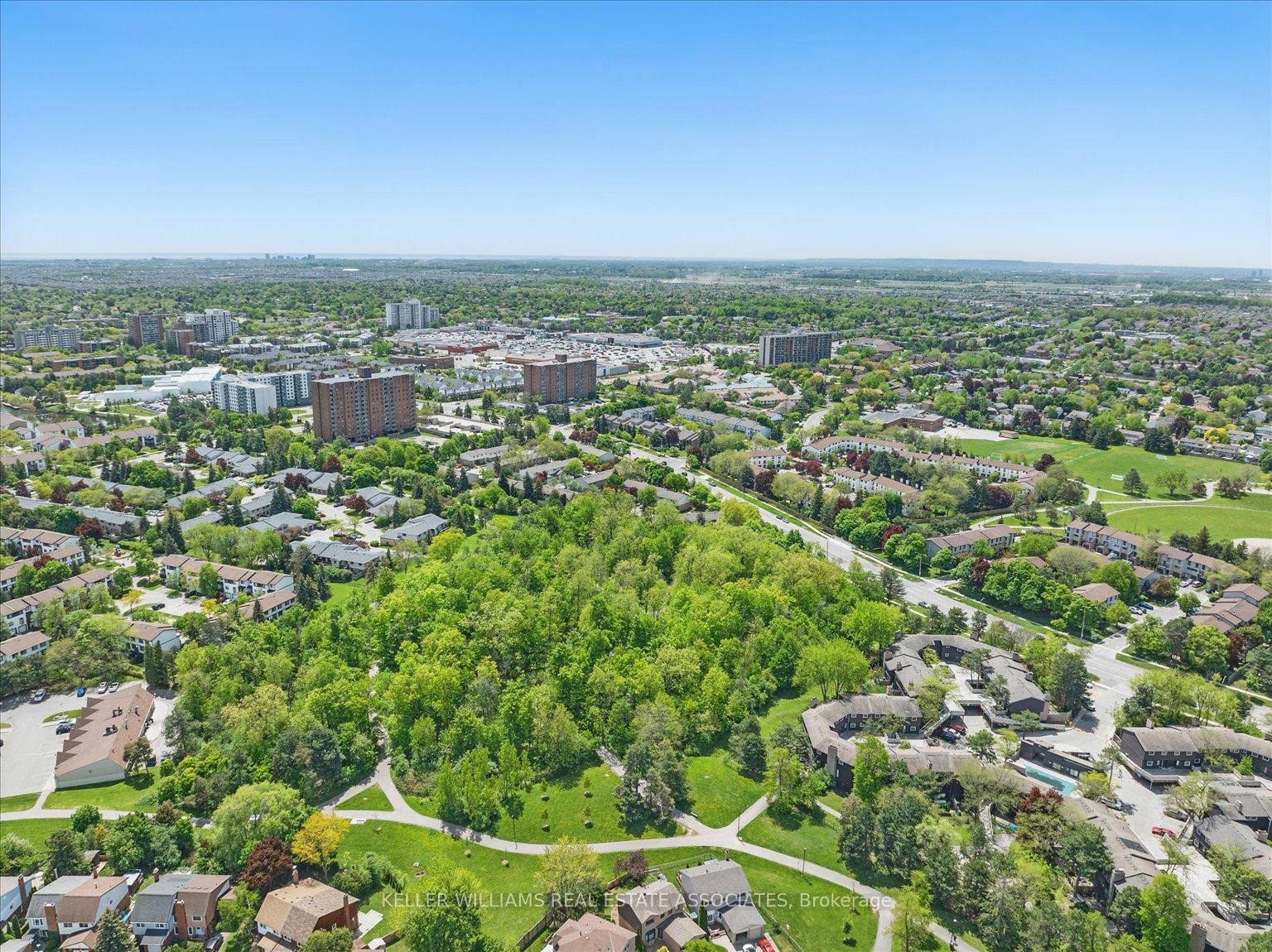 3 Bedrooms Condo at 2701 Aquitaine, Mississauga For sale