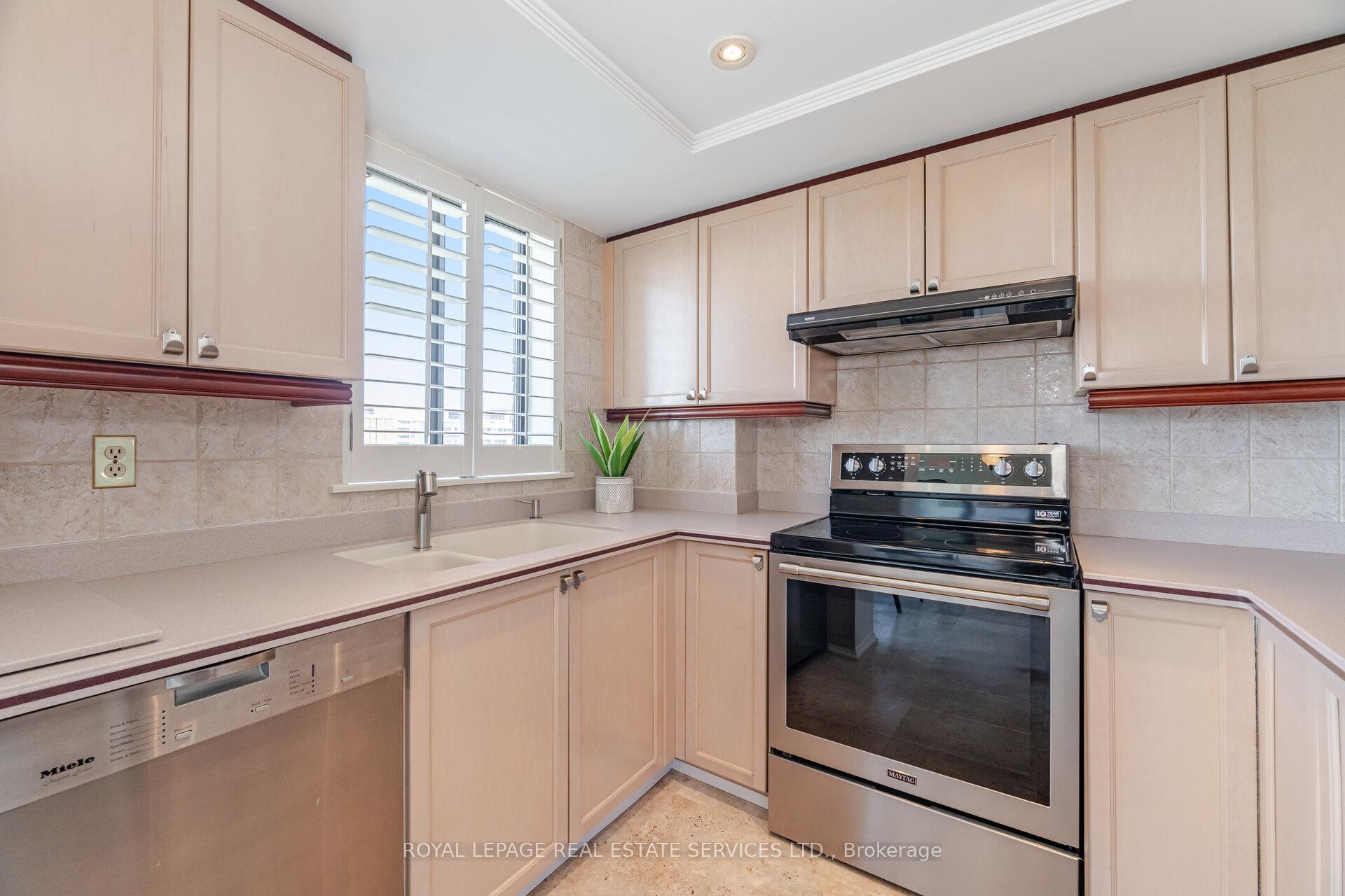 2 Bedrooms Condo at 40 Richview, Toronto For sale